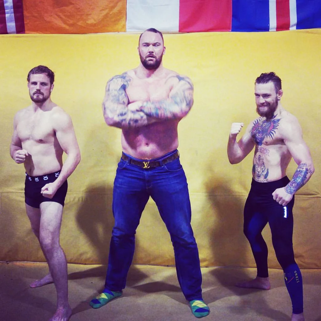 Her sparrer McGregor med "The Mountain" fra "Game of Thrones"