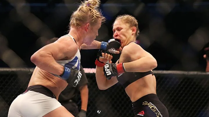 Holm knocker ut Rousey i en av tidenes "upset" i MMA