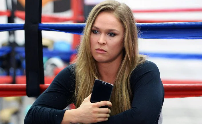Rousey bryter tausheten