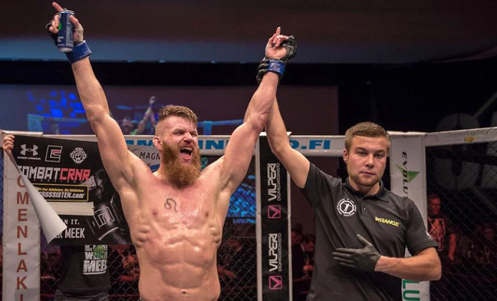 Emil Weber Meek skadet, har trekt seg fra kampen mot Matt Inman