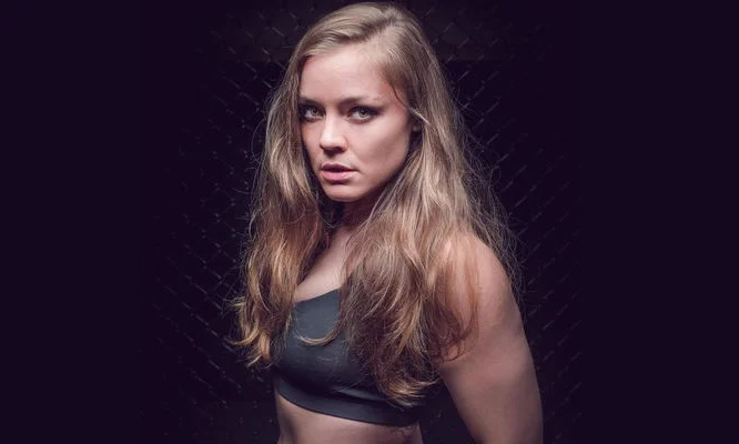 Danske Anna "Panda" Elmose har signert med UFC.