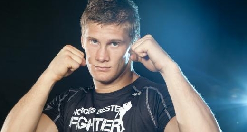 Knusende knockout-seier for Alexander Jacobsen ved Cage Warriors 80!