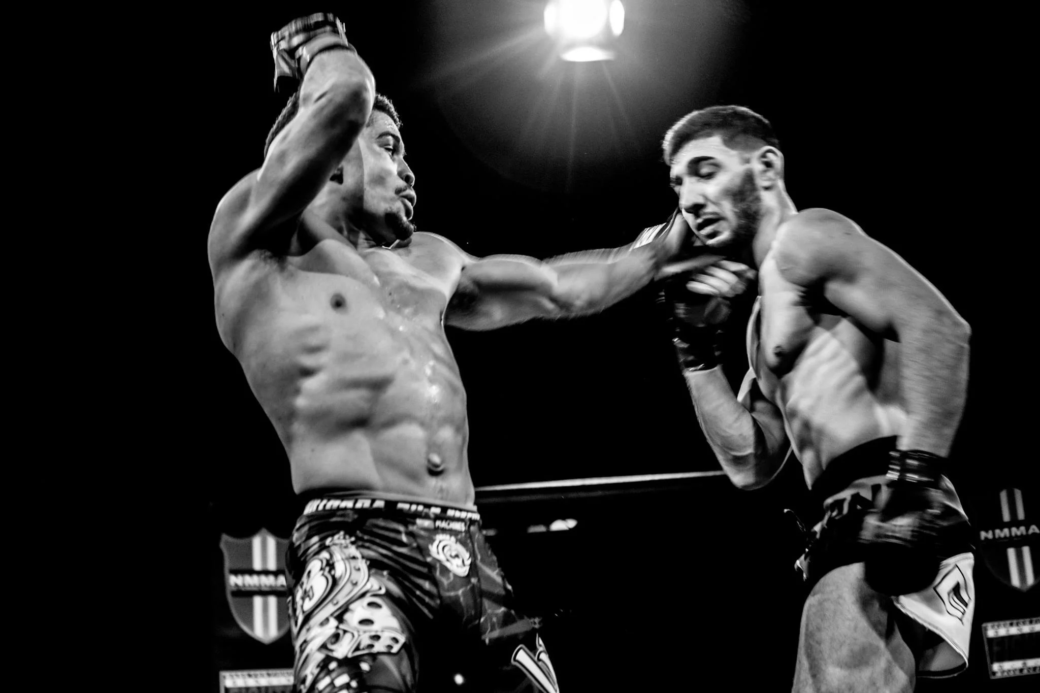 Luke Santarelli t.v. og Kasim Dodorkhanov under kveldens hovedkamp (Foto: Sharon Burgos Aresvik).