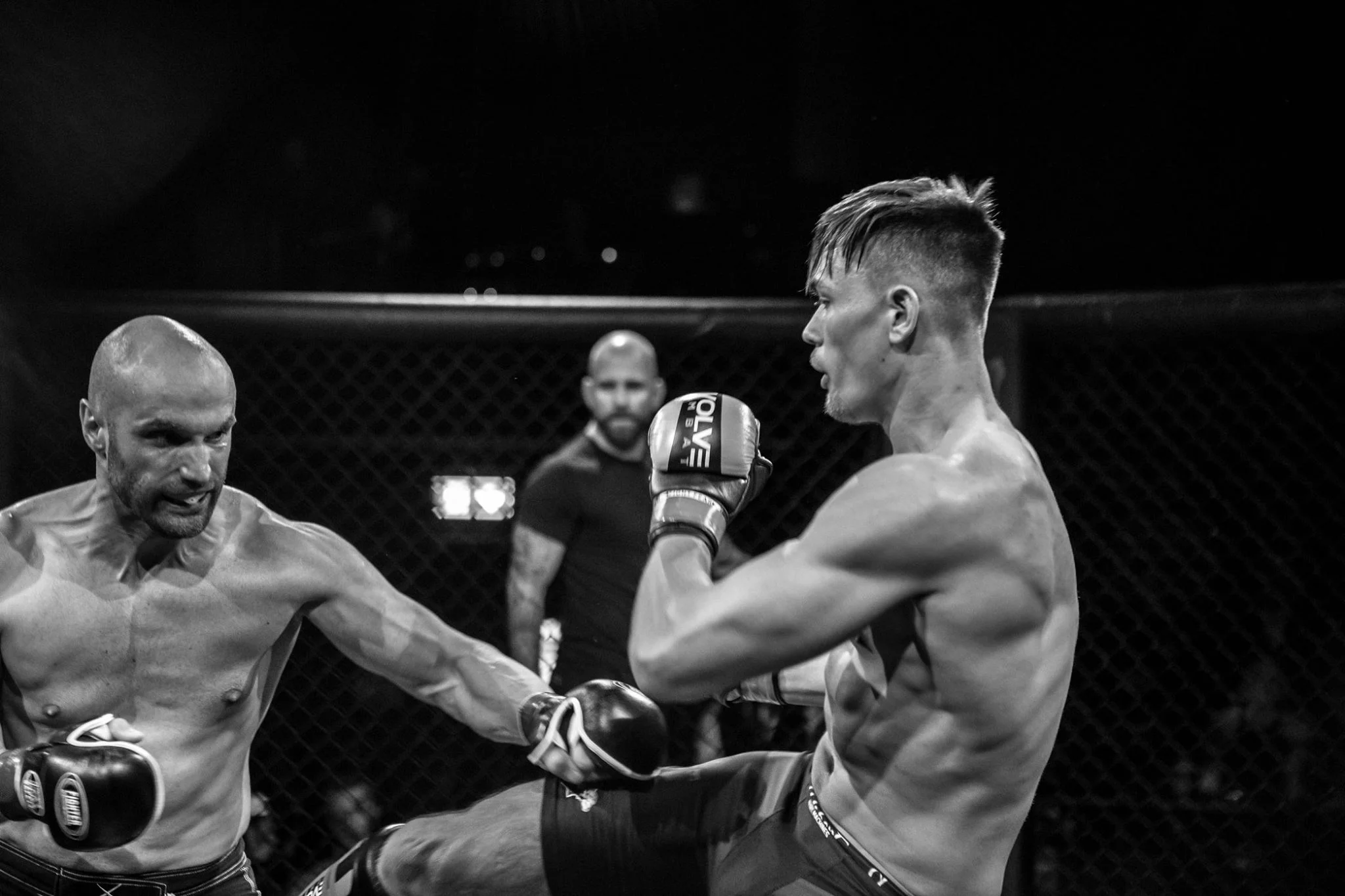 Tarek Thorvaldsen t.v. hadde sin første MMA-kamp mot Robert Johansen. Kampen endte med seier til Johansen (Foto: Sharon Burgos Aresvik).