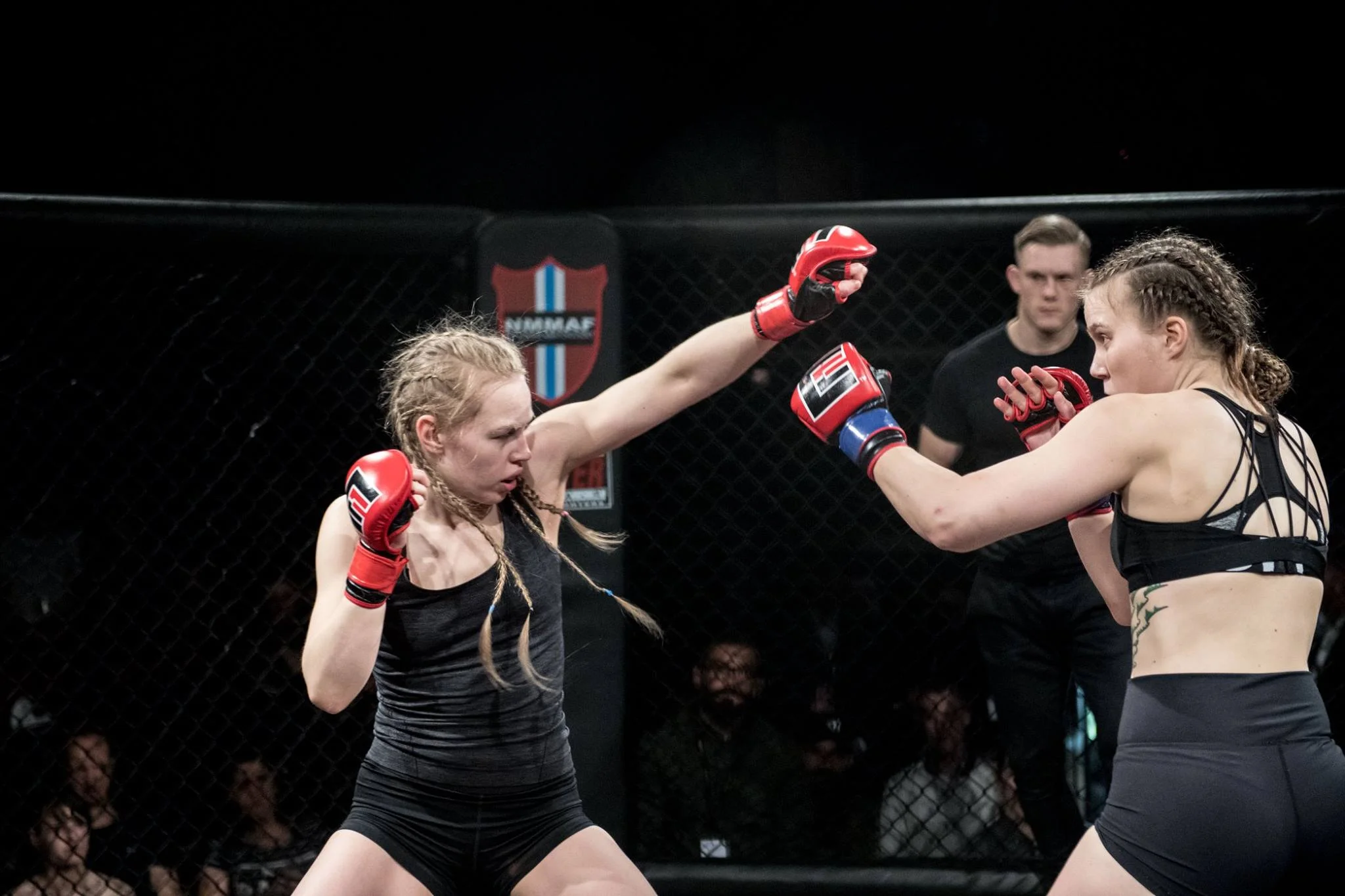 Andresen t.v. fra MMA Trondheim i en jevn kamp mot Gundersen fra Tromsø kampsportsenter (Foto: Sharon Burgos Aresvik).