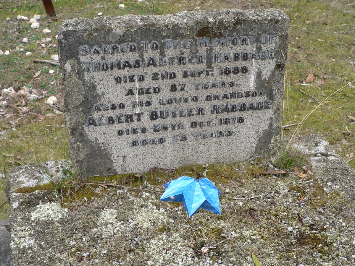 tdb_grave3.jpg