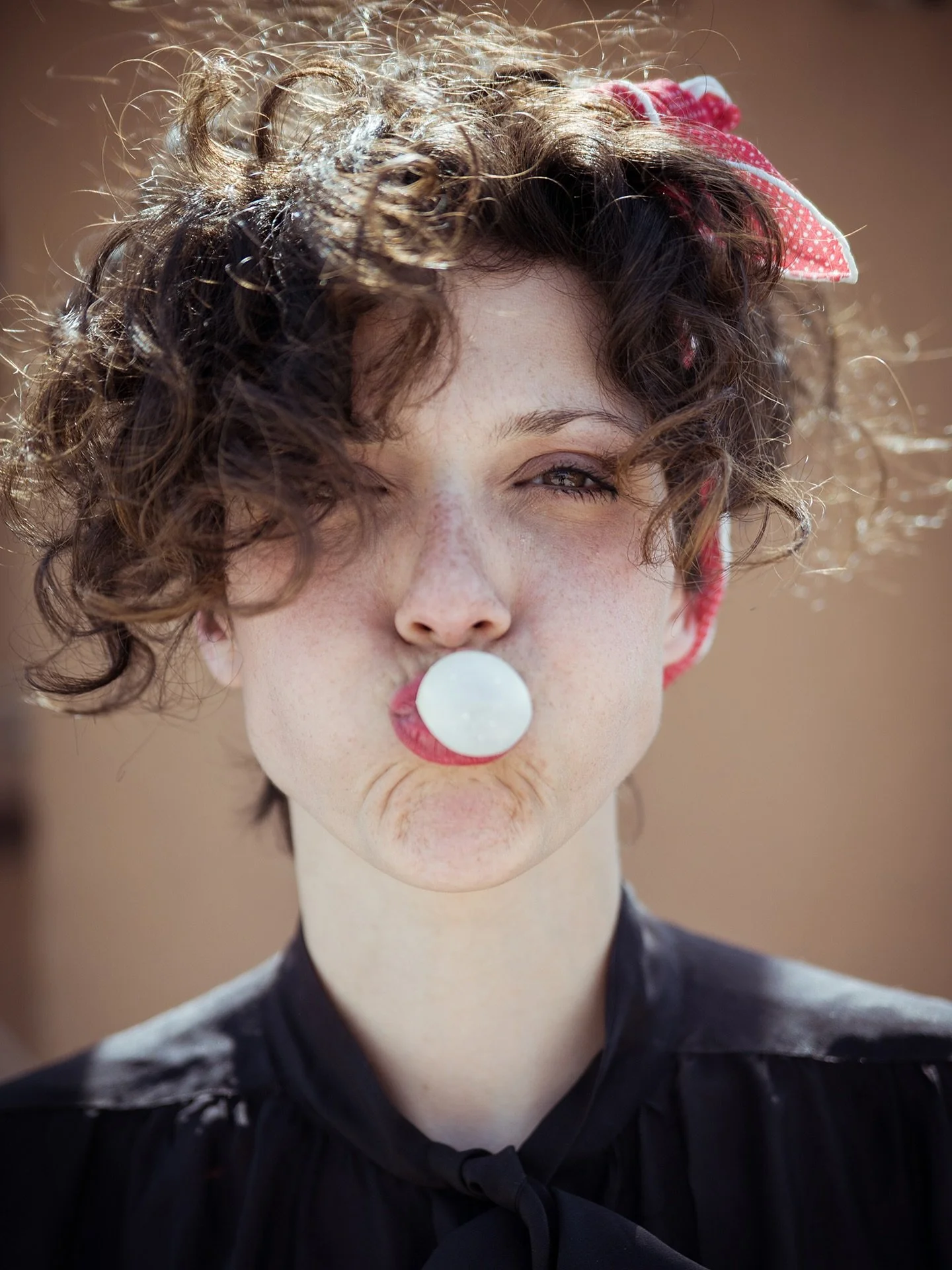 Portraiture as a space of encounter.
Time for an essential image.
A gaze that reveals who you are.
Today.

Sometimes, all it takes is to pause.
And let something surface.

◯

Il ritratto come spazio di incontro.
Un tempo per un&rsquo;immagine essenzi