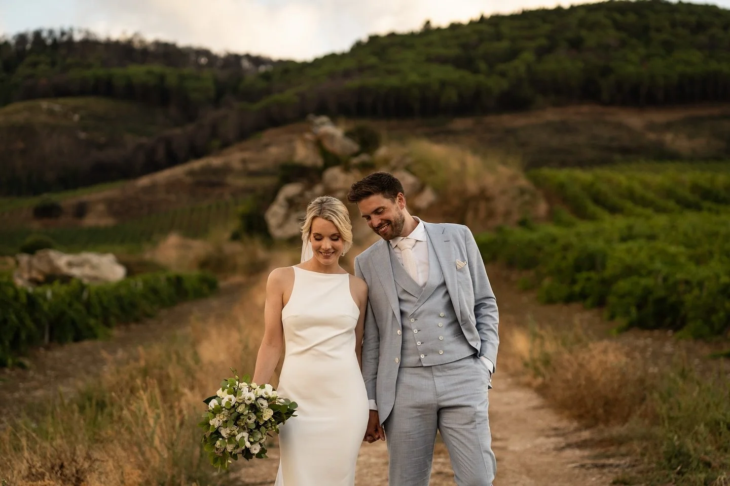 Ci sono persone che, nel giorno del loro matrimonio,
non vogliono essere guidate, corrette, messe in scena.
Vogliono sentirsi libere.
Presenti.

Io racconto matrimoni cos&igrave;:
entrando in punta di piedi,
osservando senza invadere,
lasciando che l