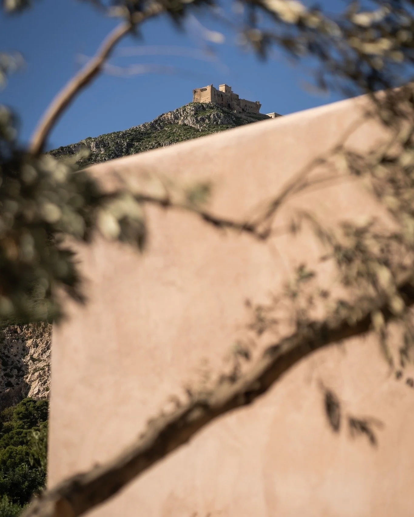 Talēa, Favignana @talea_casamediterranea 

Amo lavorare con quello che c'&egrave;, interferire il meno possibile e lasciare che l'ambiente si racconti, nella sua bellezza, come in questo caso, solo luce naturale.

I love working with what&rsquo;s alr