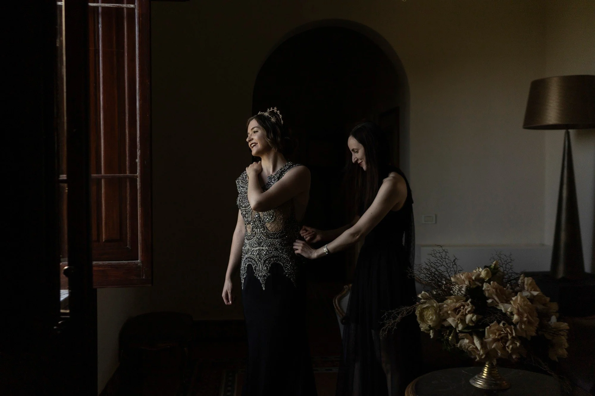 Bride's getting ready at @villafavoritahotel Marsala

#weddingportrait #weddingphotography  #weddingreportage #weddingvisualpoetry #fulviabernaccaweddings #destinationweddingphotographer #destinationweddingitaly
