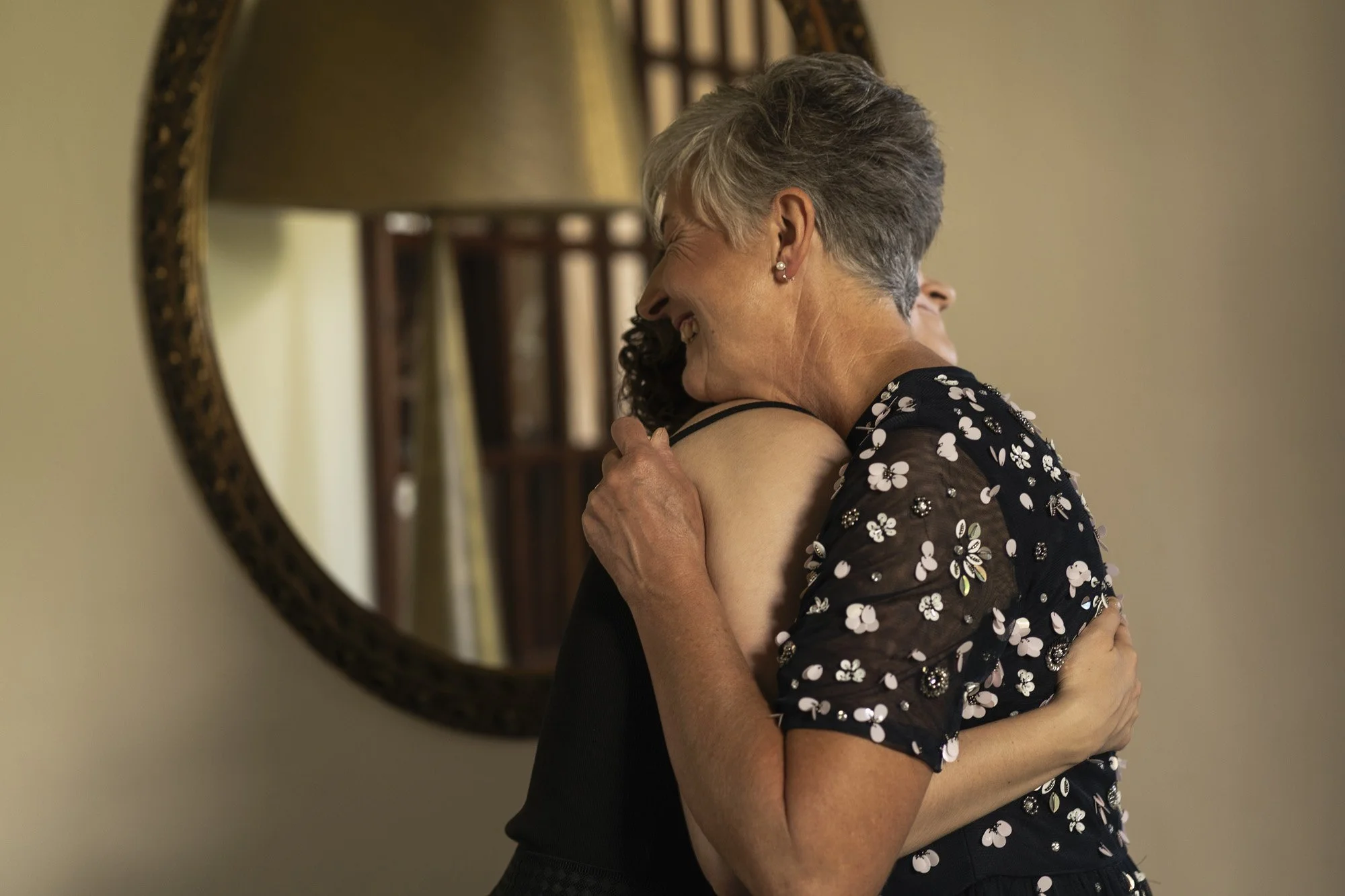 mum and bride before the wedding in Sicily
