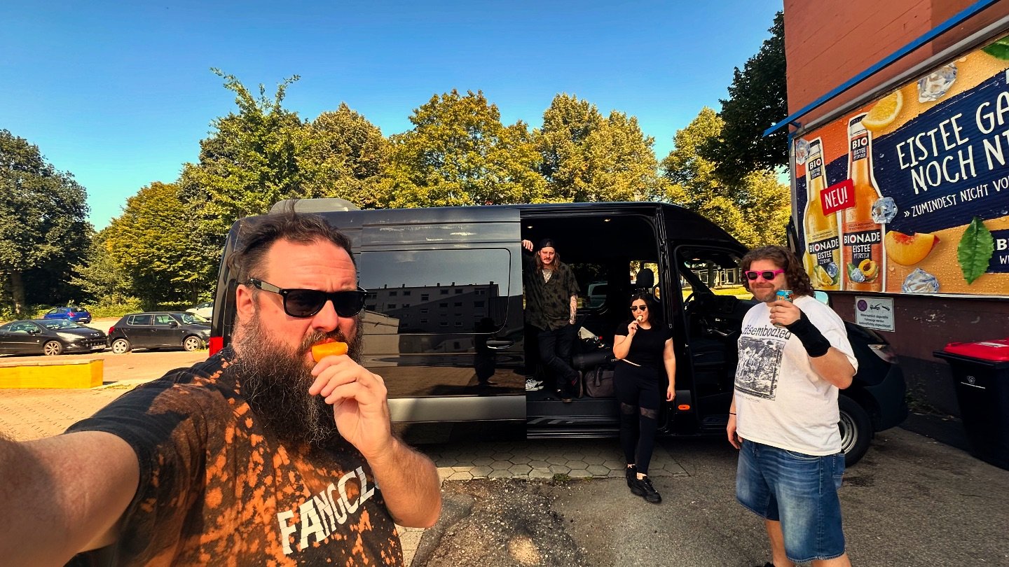 Erst Eis rein, dann Hartenstein. Ab geht&lsquo;s zum @rockforneighbours . Bis sp&auml;da!