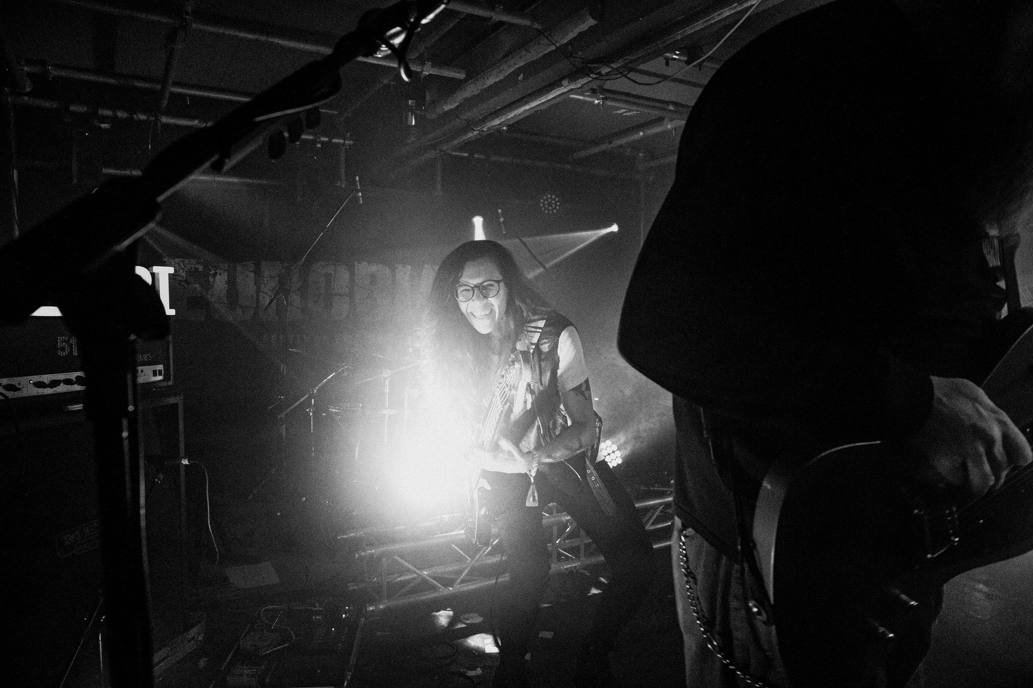 If you have been to a KOLARI-Show recently, you undoubtedly will have noticed this absolute mean machine at the bass guitar. This is Eliza and she is the most overpowered instrumentalist to have ever walked our rehearsal room floor. Eliz0r played thr