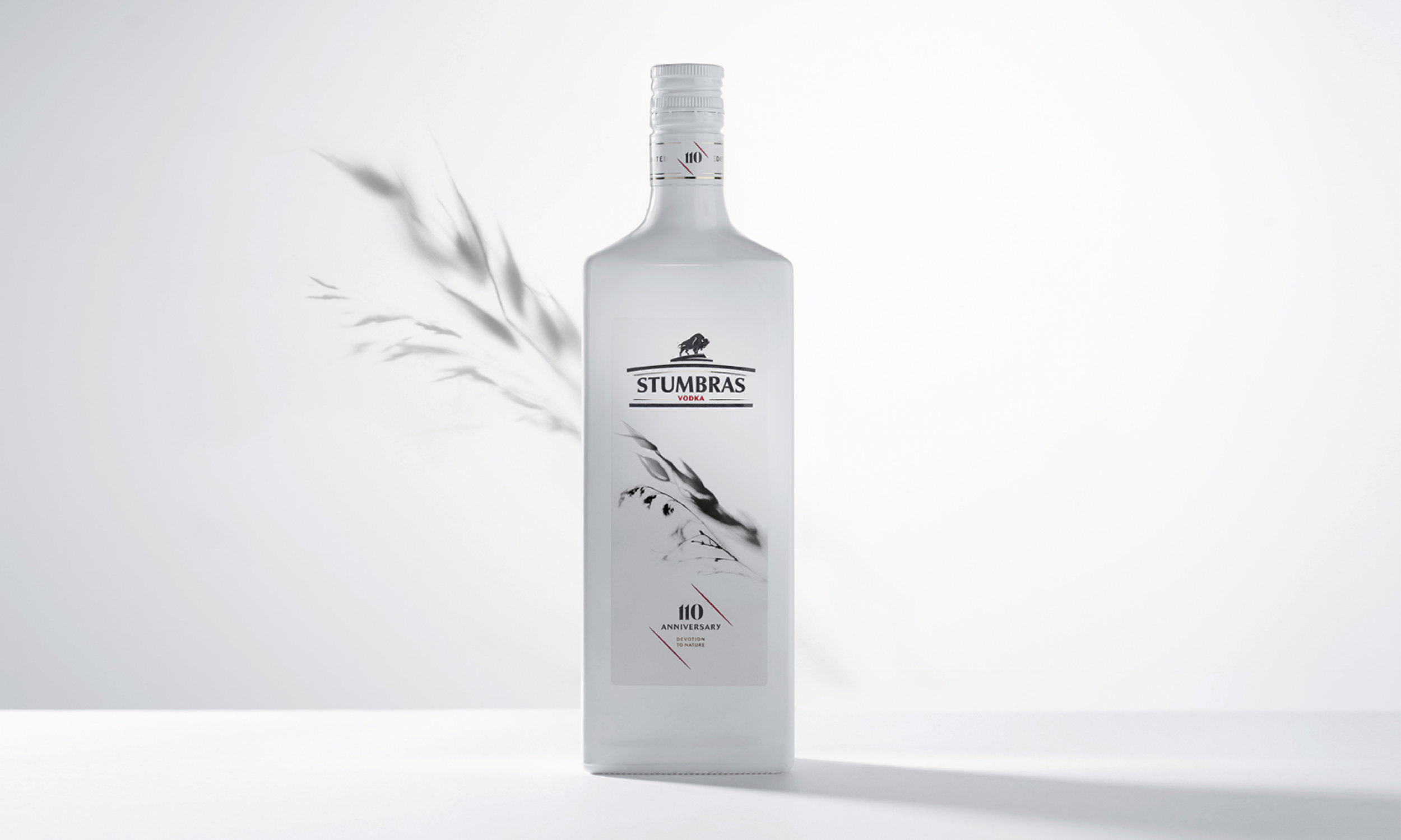 Custom made white gloss sleeve represents the purity and the soft taste of „Stumbras Vodka“. The dominance of white colour in the packaging has a symbolic meaning and marks significant occasions and celebrations of a year. As a result – white bottle has greater shelf impact without being provocative.
