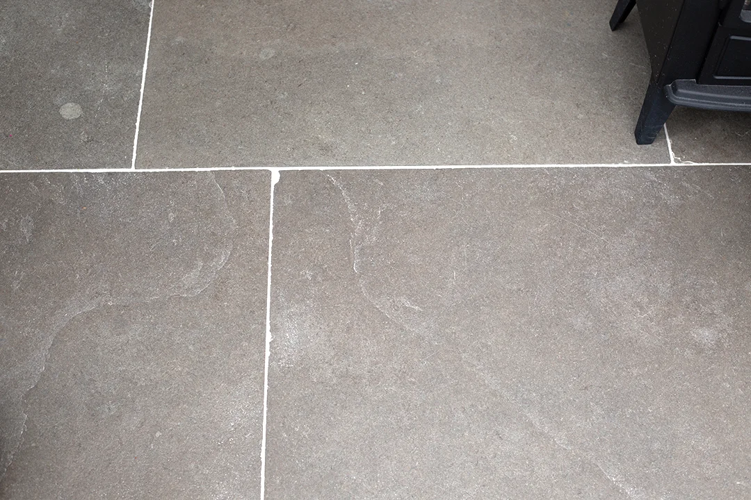 Web_Windsor-Grey-Time-Worn-Limestone-Tiles-1-1.jpg