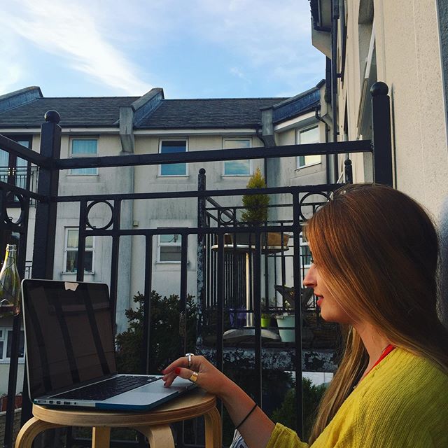 When the summer has arrived... but a girl gotta work 😎 #balcony #welcometomyoffice #officebalcony #skysthelimit #sunshine #innit