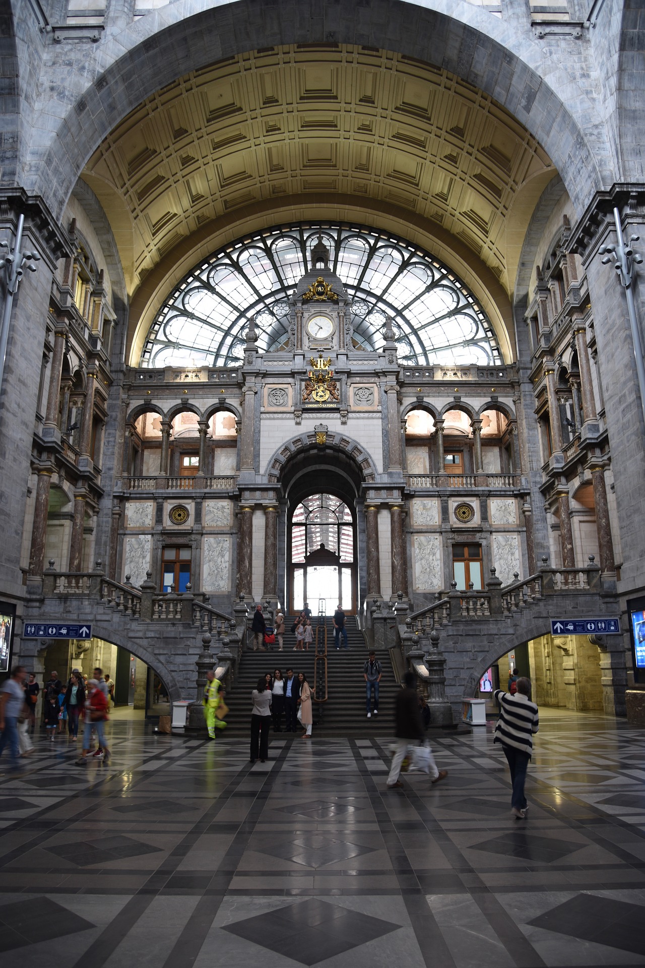 Railway Station, Antwerp.jpg