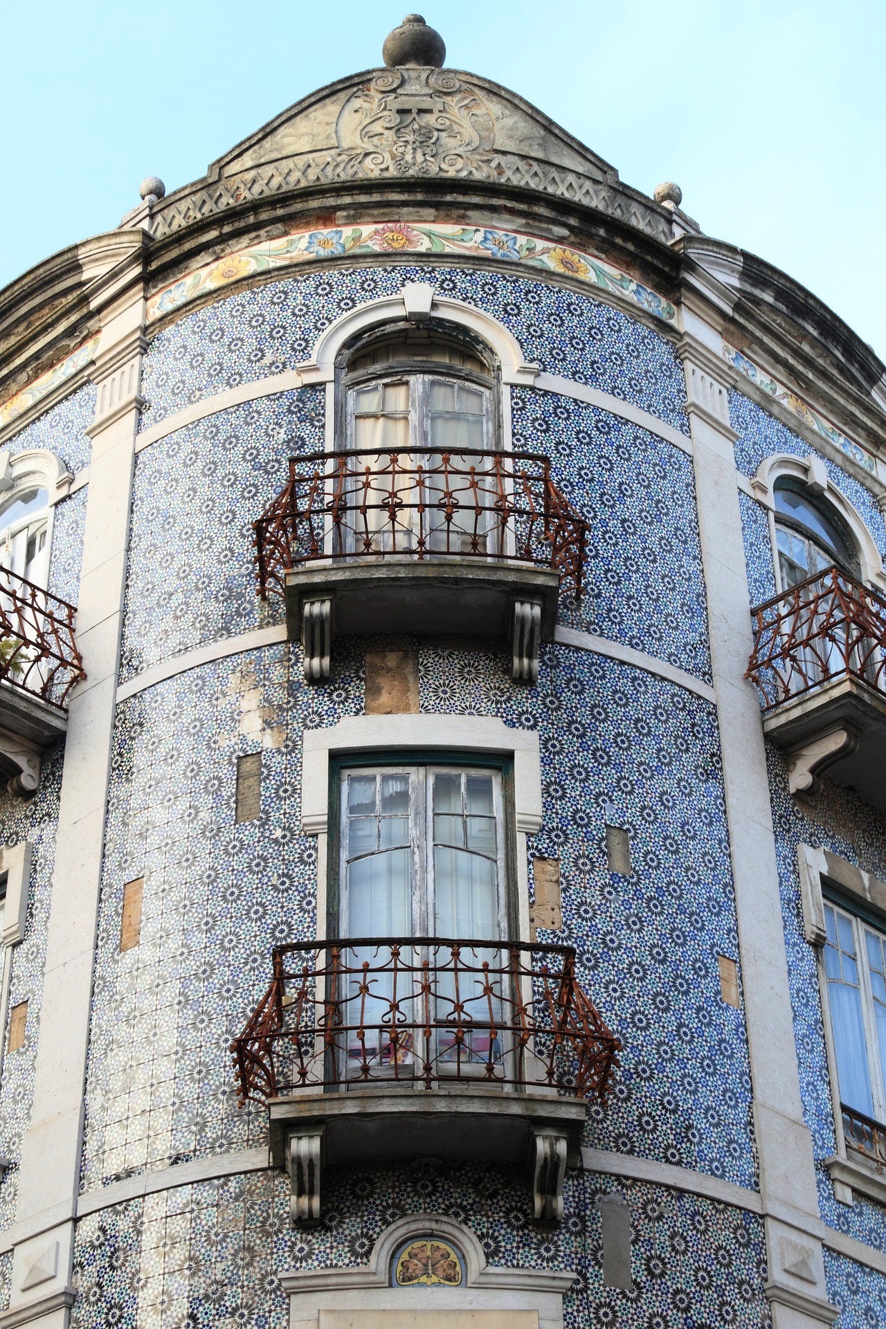 Lisbon tiled building.jpg