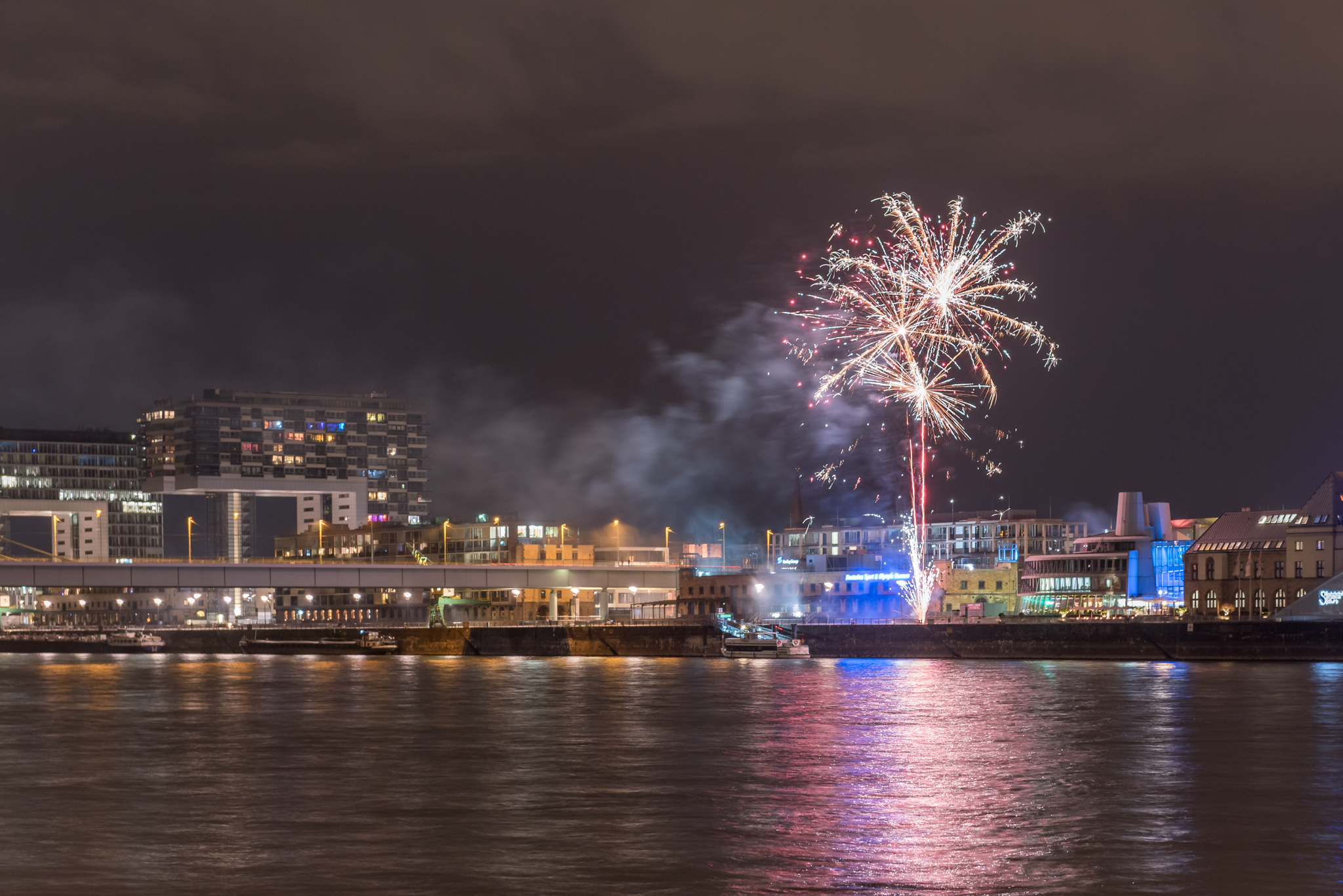 2017-07-28 Nachtkurseindrücke mit Feuerwerk in Köln