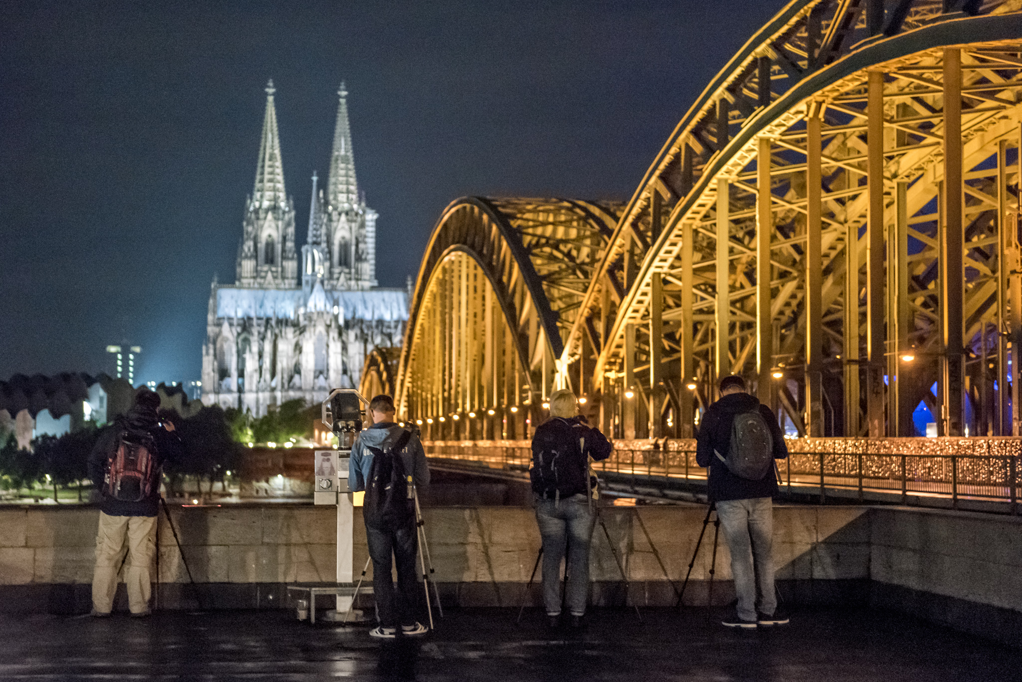 2017-07-28 Nachtkurseindrücke Teilnehmer fotografieren den klassischen Kölner Dom