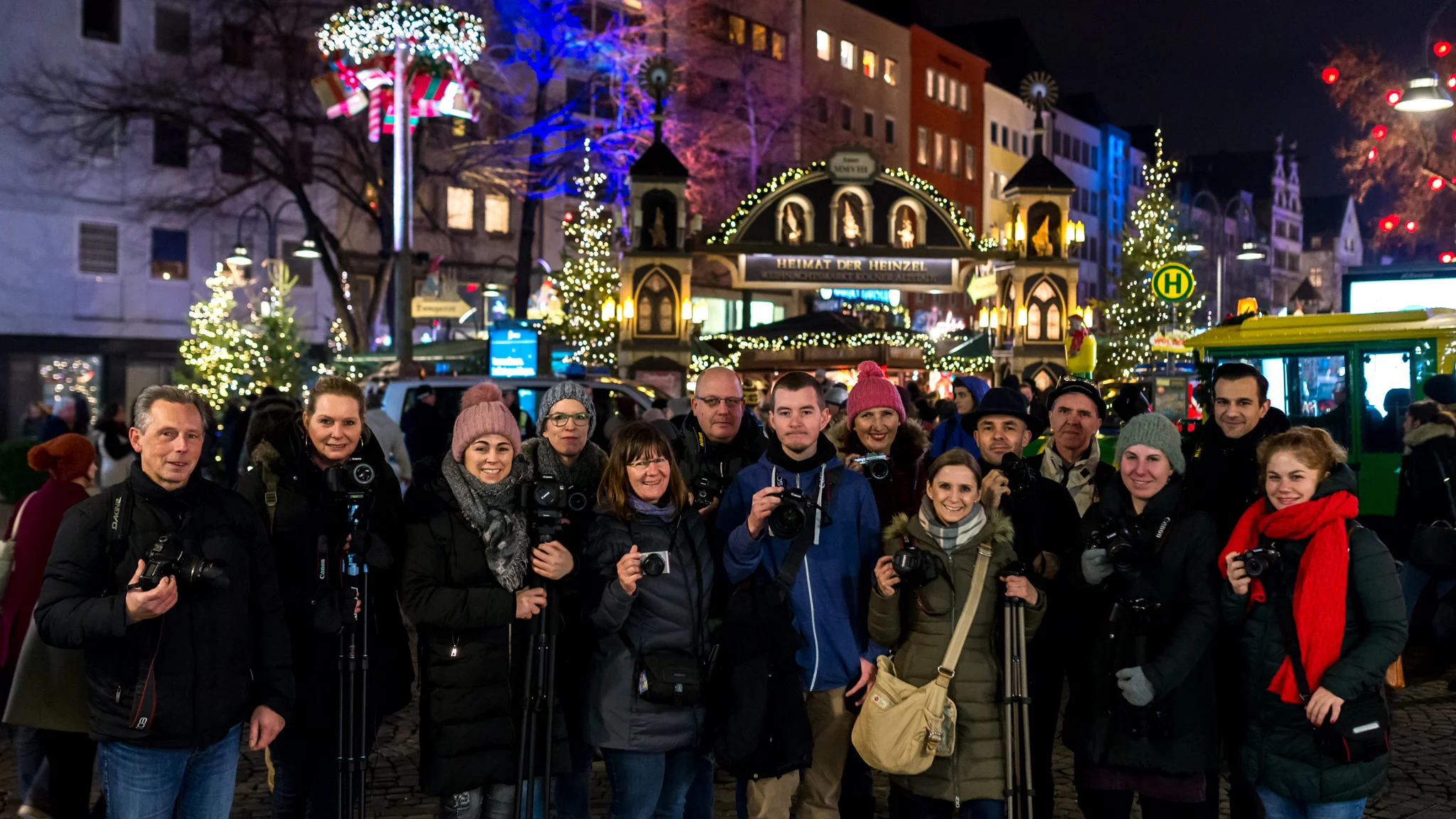 Gruppenbild vor dem Heinzel Weihnachtsmarkt am Alter Markt 2017
