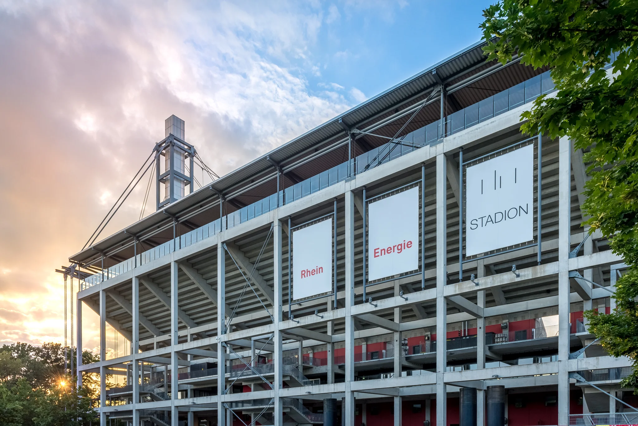 Rheinenergiestadion bei Sonnenuntergang von der Seite (Copy)