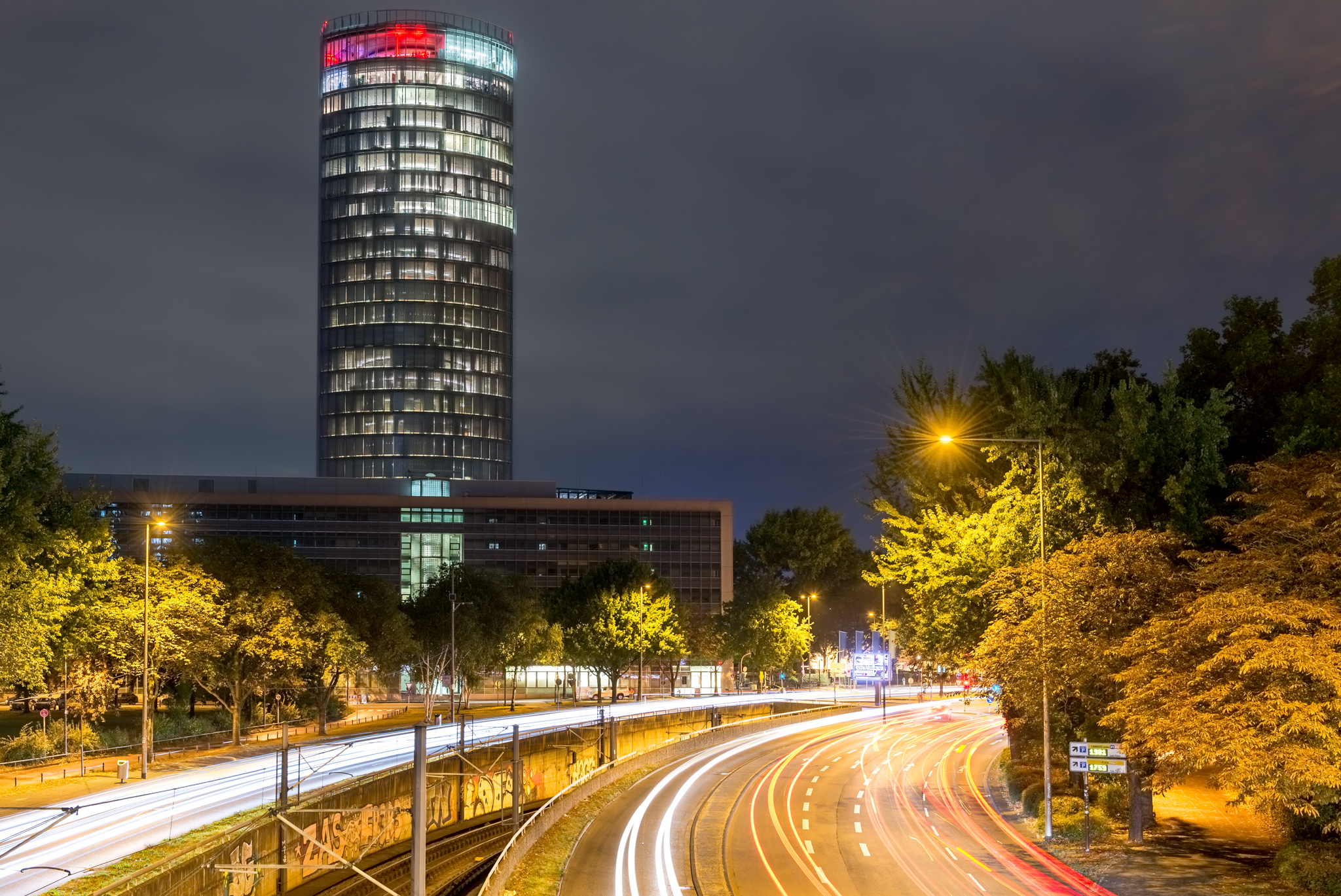 Deutzer LVR Tower mit Lichtspuren in der Nacht