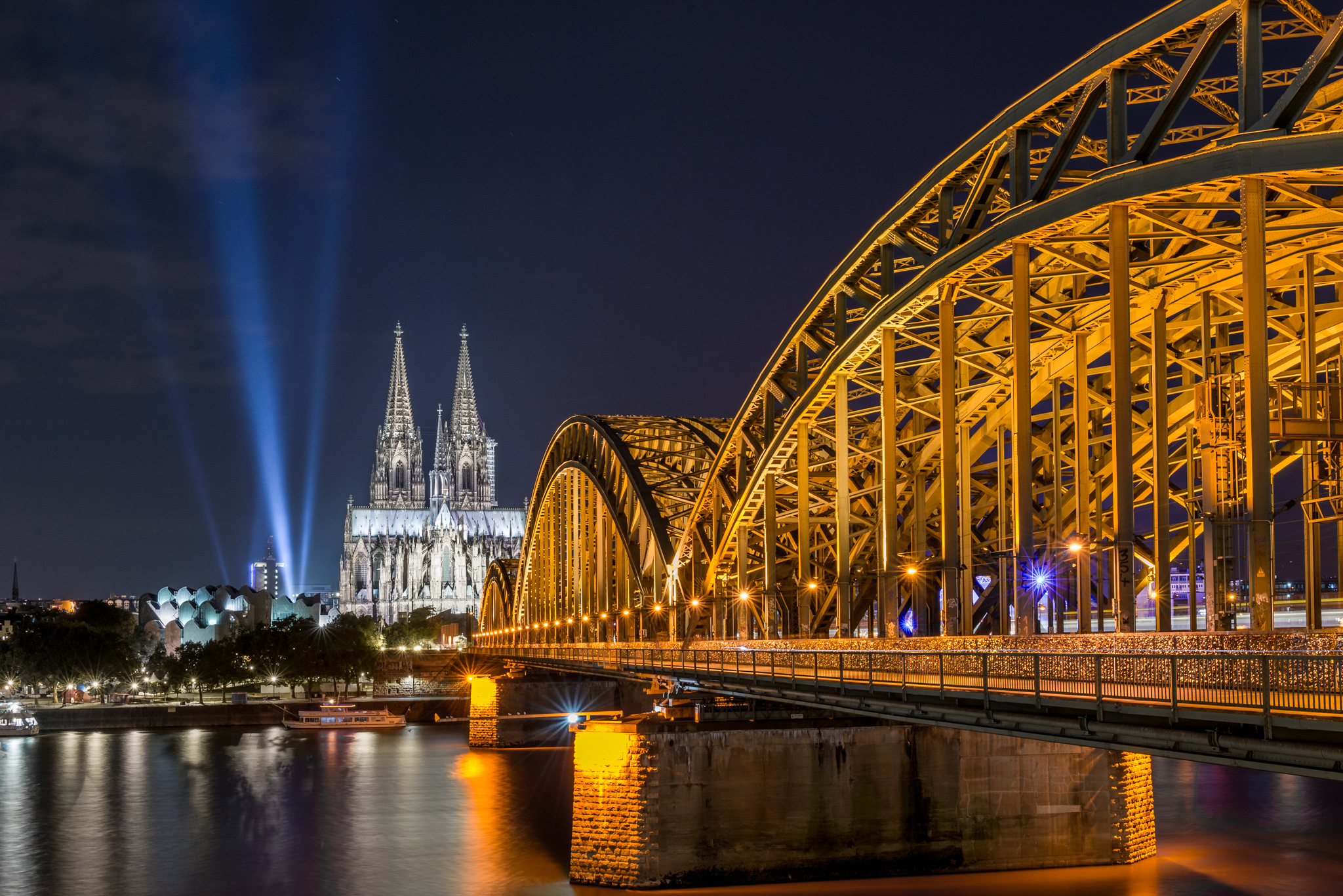 Dom mit Scheinwerfer mit Hohenzollernbrücke