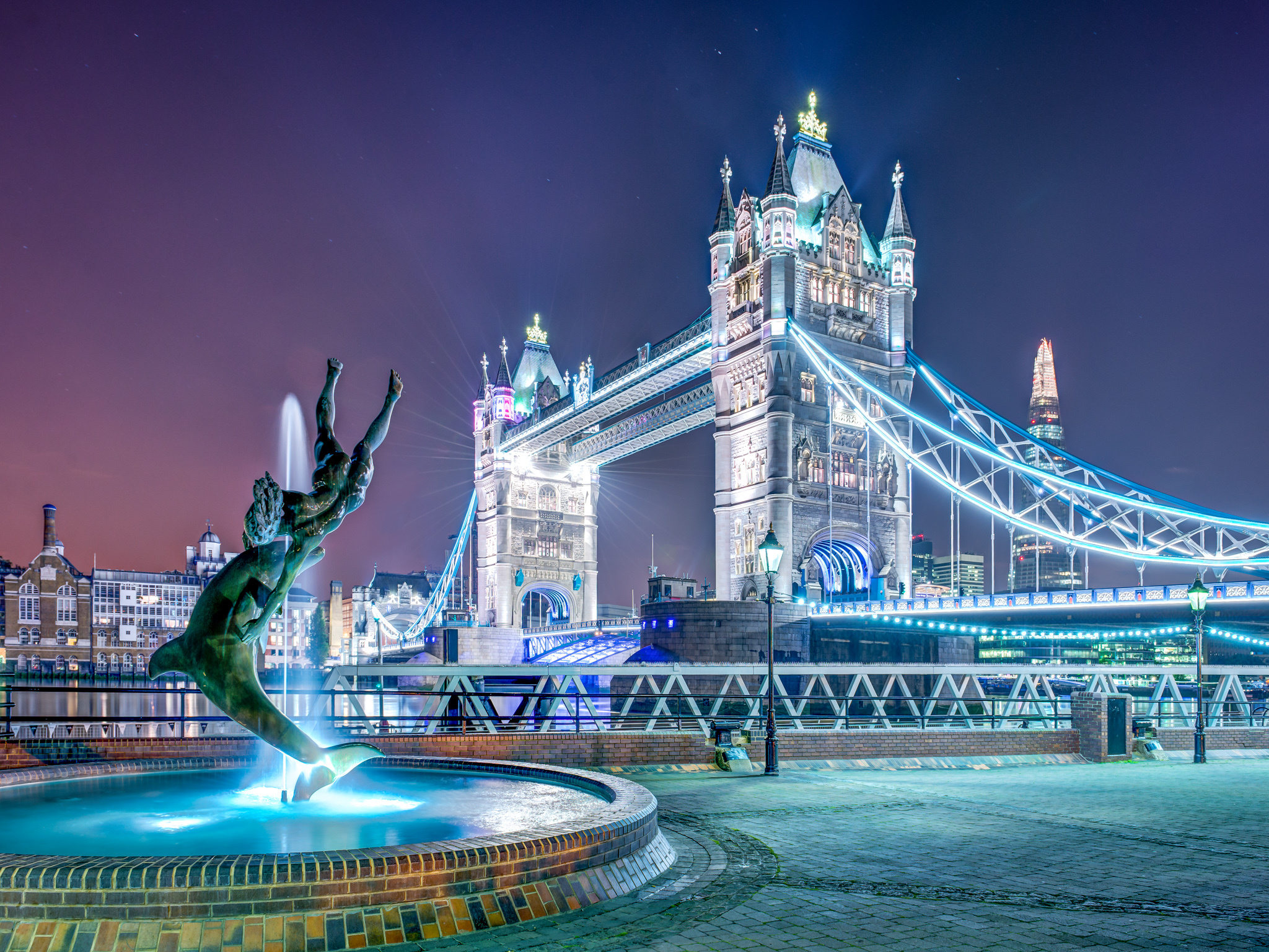 Tower Bridge mit Brunnen in der Nacht