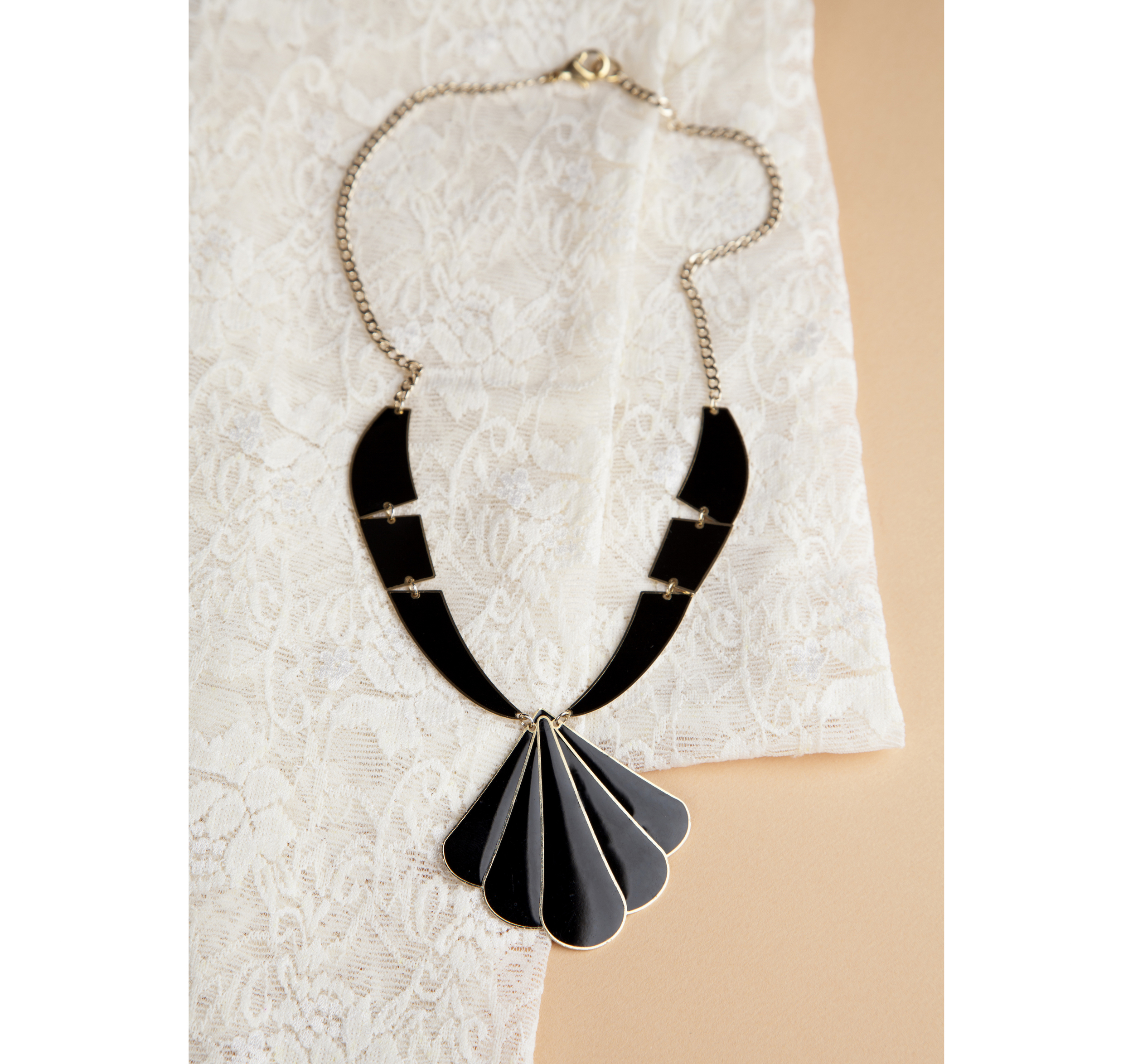 collier noir with canvas.jpg