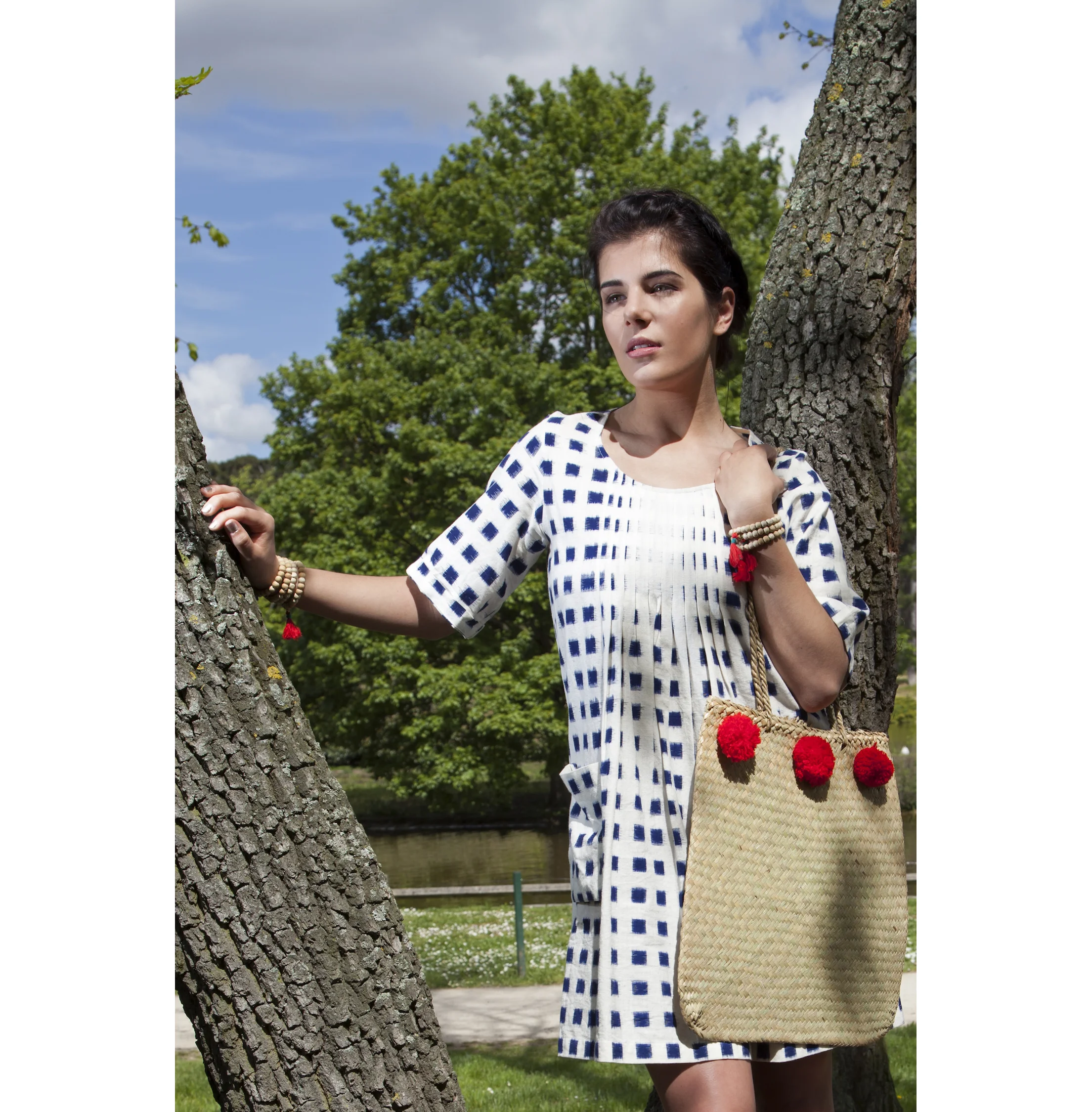 DP Robe a carrés bleux avec panier à pompons - copie .jpg