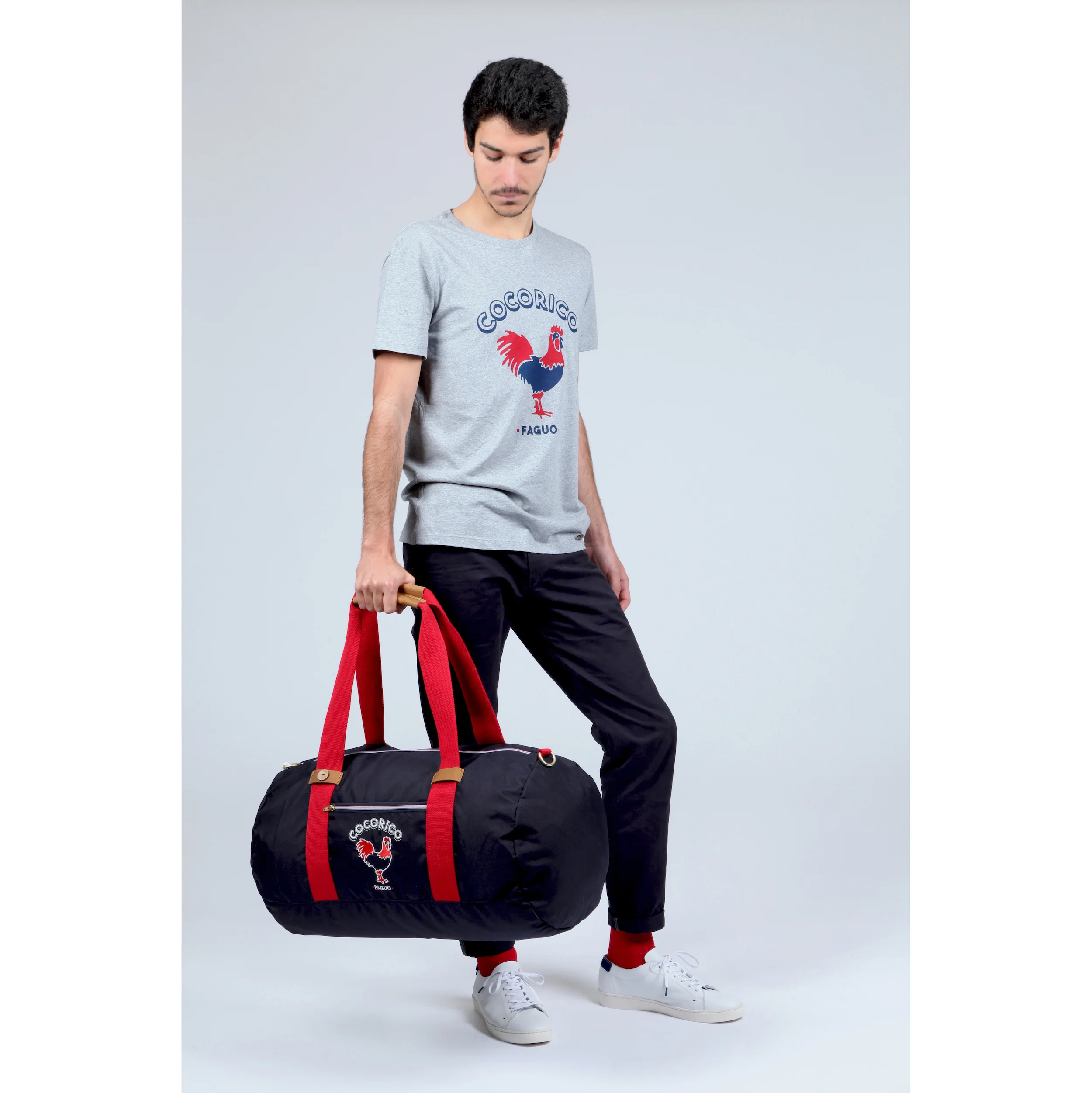 DP JB de pieds regardant son sac.jpg