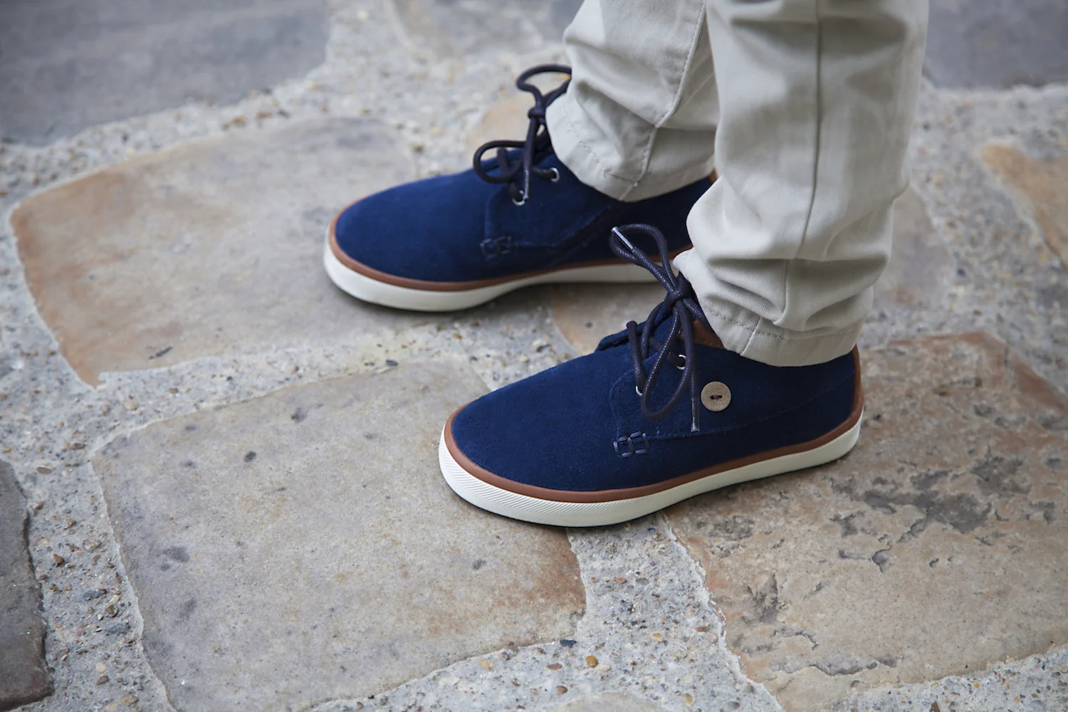 Close up chaussures garçon en daim bleu - copie.jpg