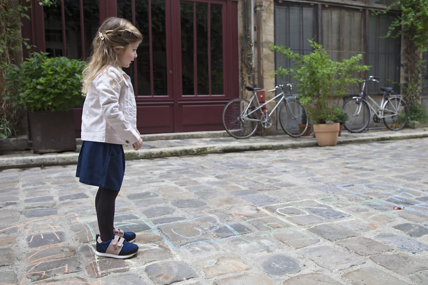 Alice joue à la marelle - copie.jpg