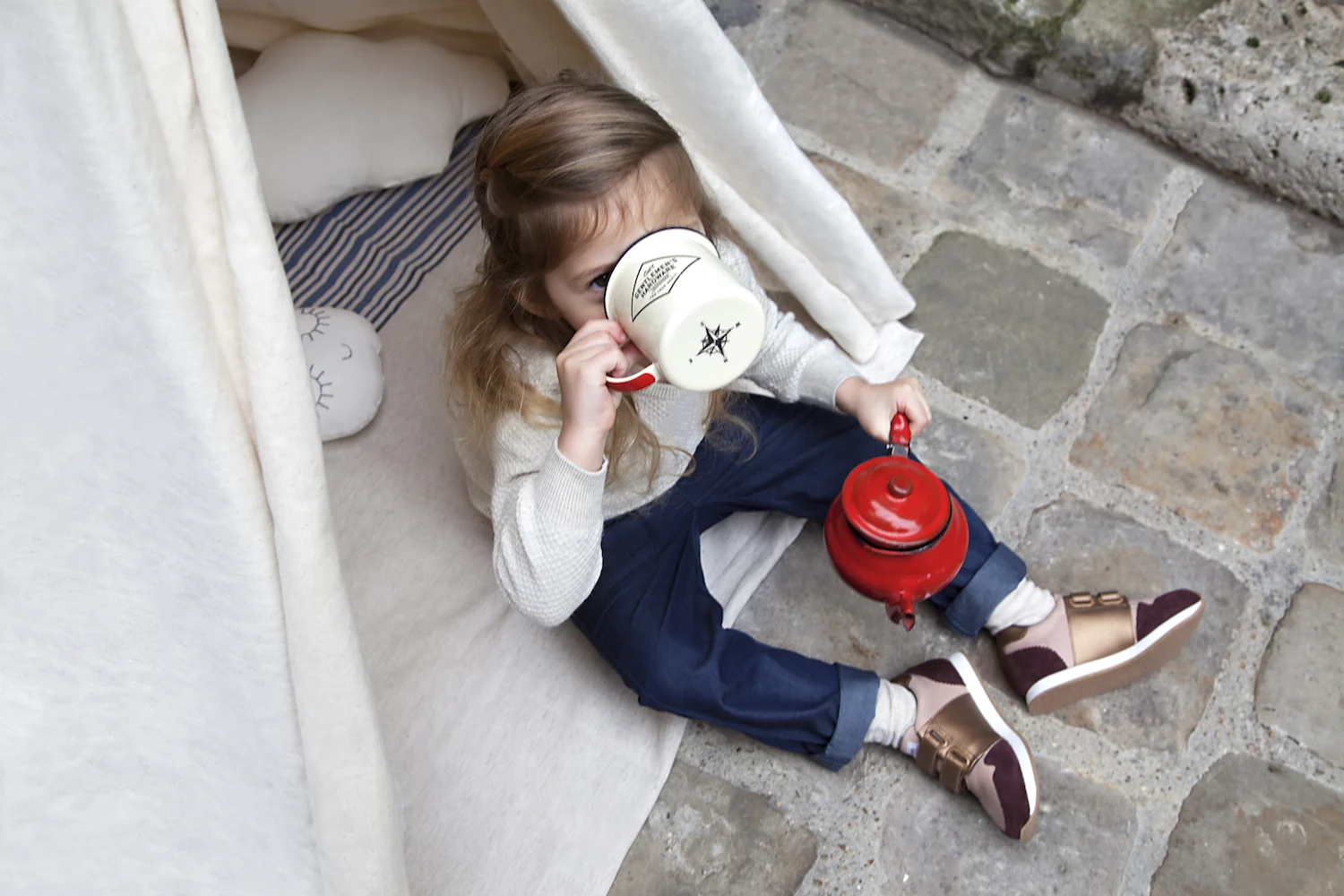 Alice dans tipi vue de haut - copie.jpg