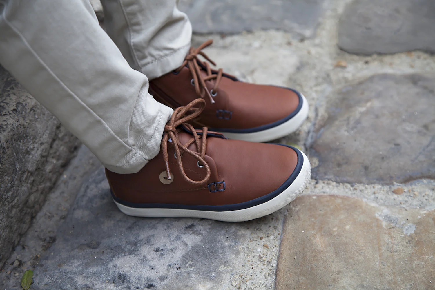 Close up chaussures garçon cuir camel - copie.jpg