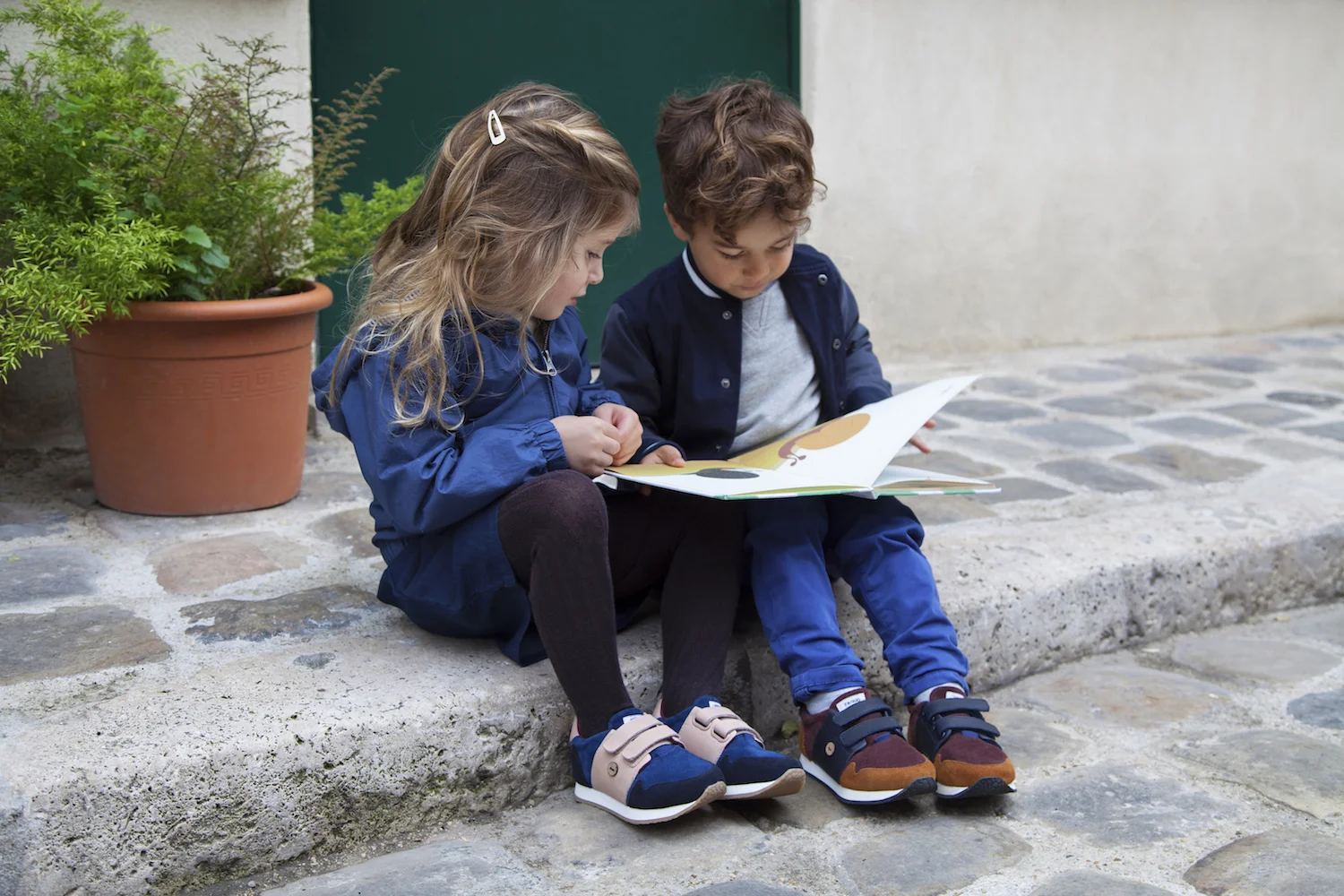 Tous les 2 assis avec livre - copie.jpg