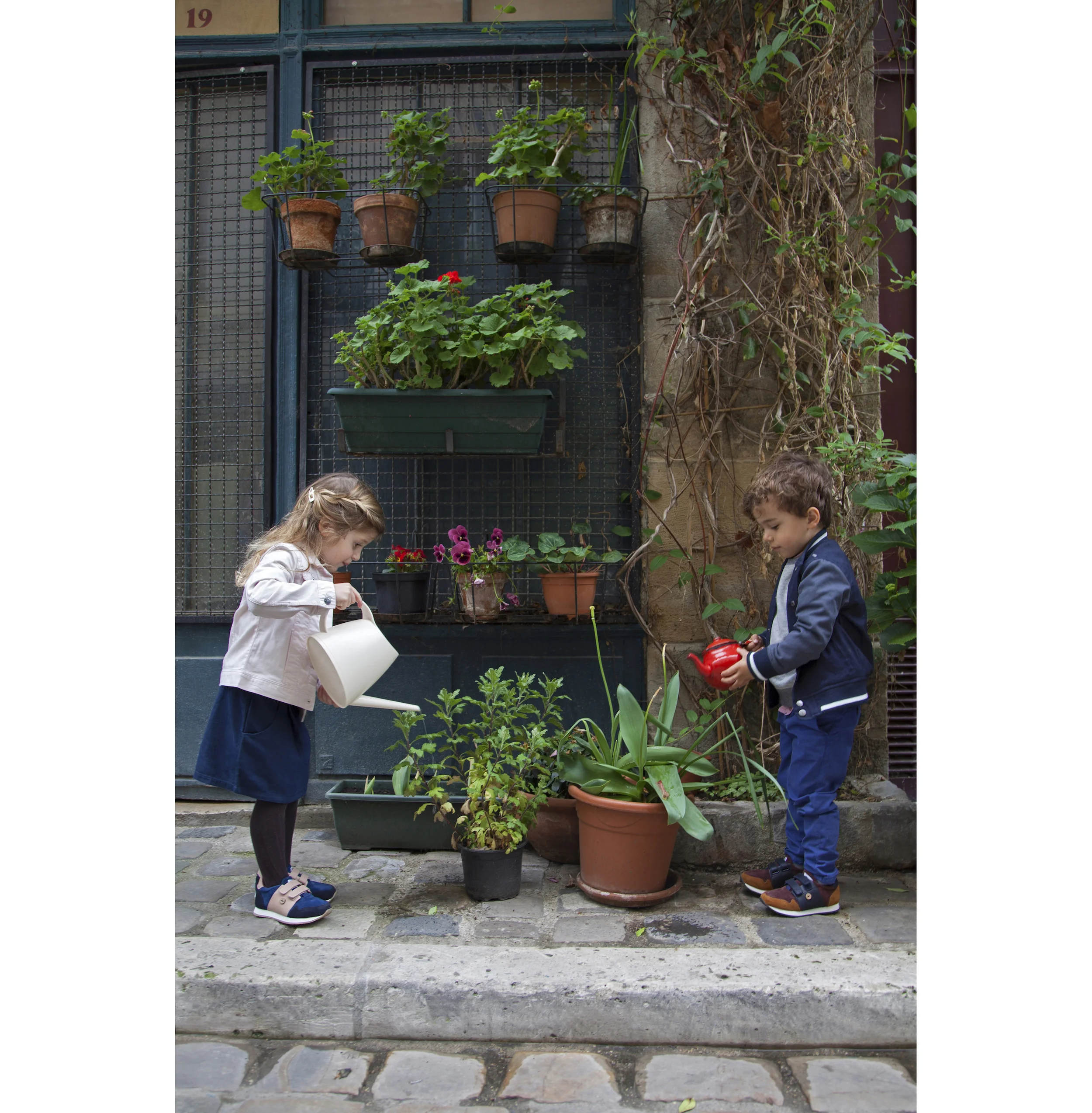 DP alice et Raoul arrosent les plantes.jpg