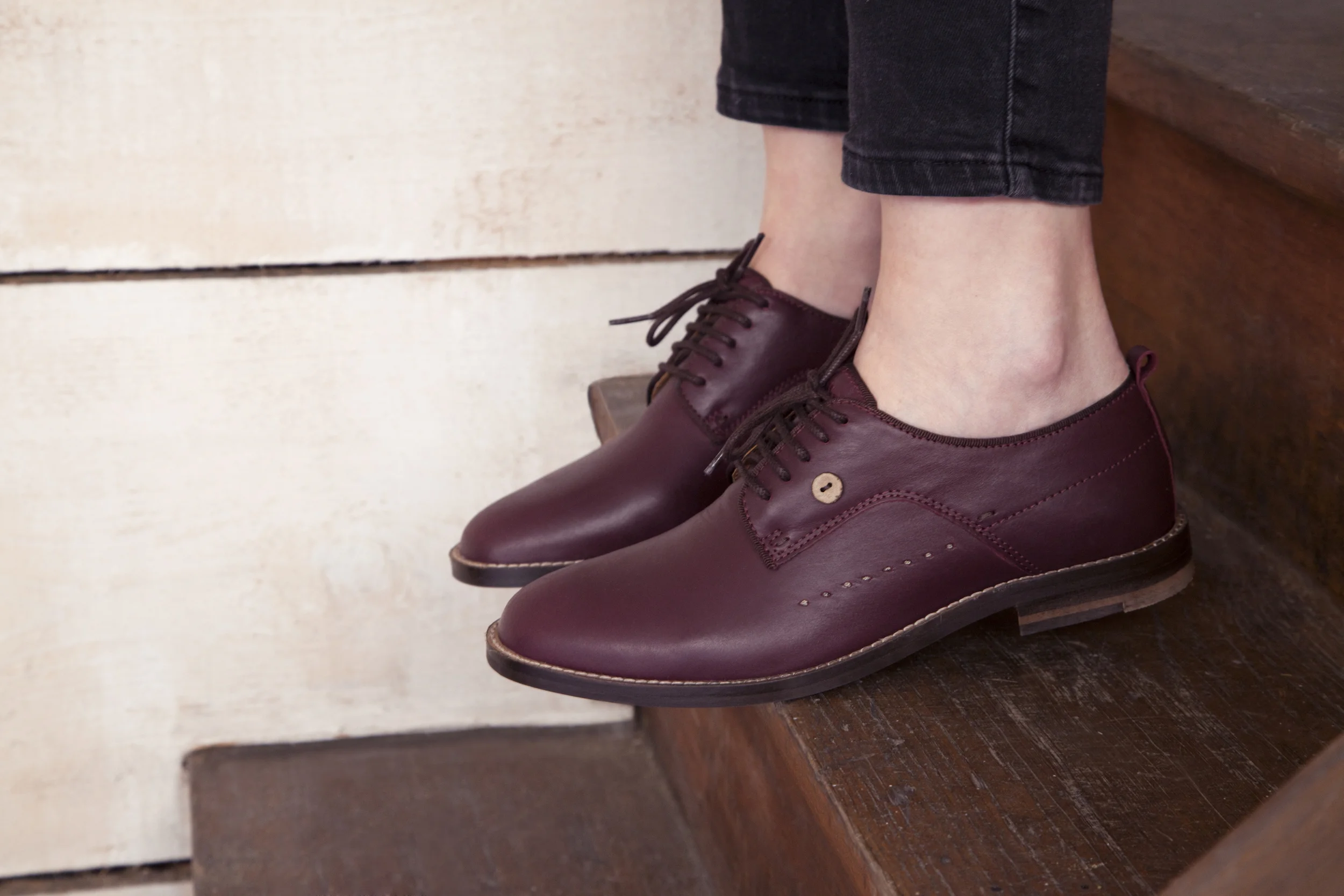 Close up chaussures femme bordeaux dans l'escalier - copie.jpg