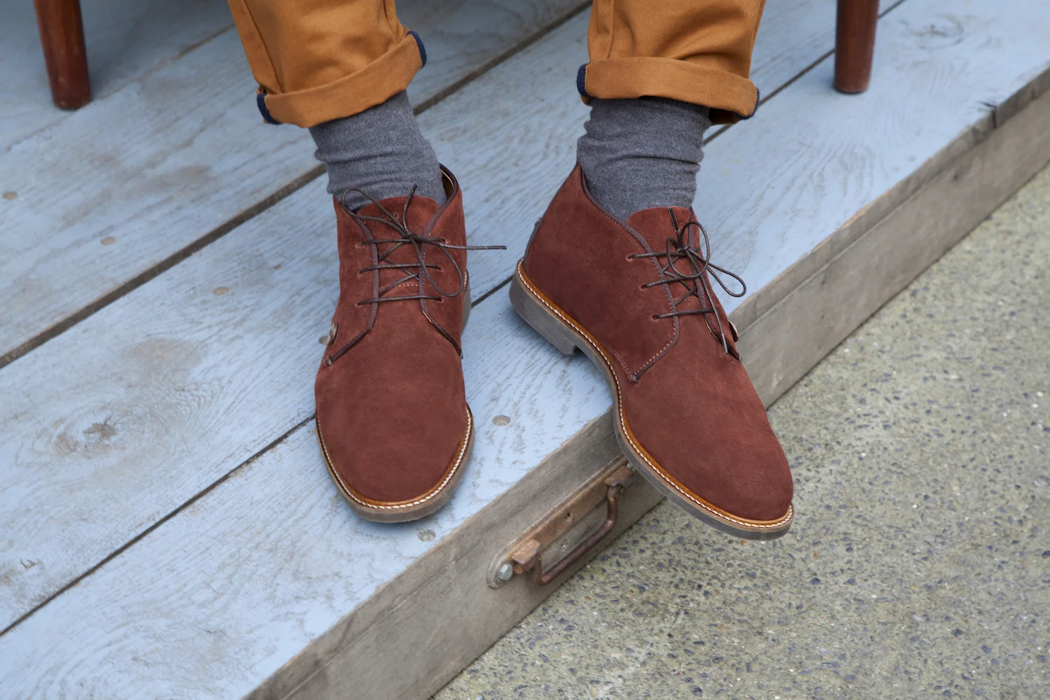 Close up chaussures homme en daim marron - copie 2.jpg