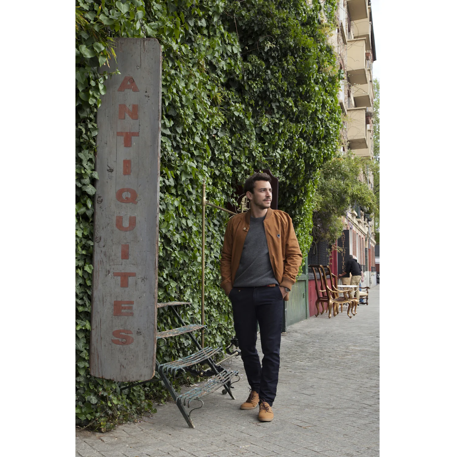 DP Arthur devant panneau Antiquités - copie 2.jpg