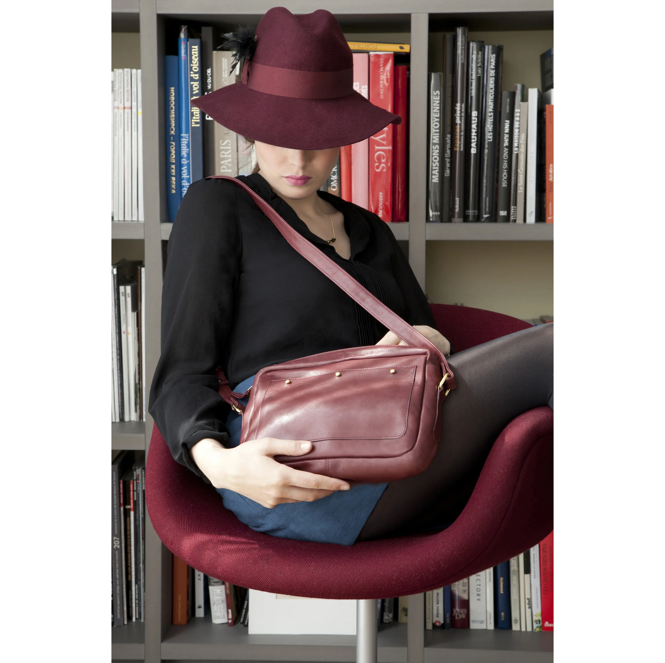 DP Sac bordeaux uni-chaise-chapeau close up - copie.jpg