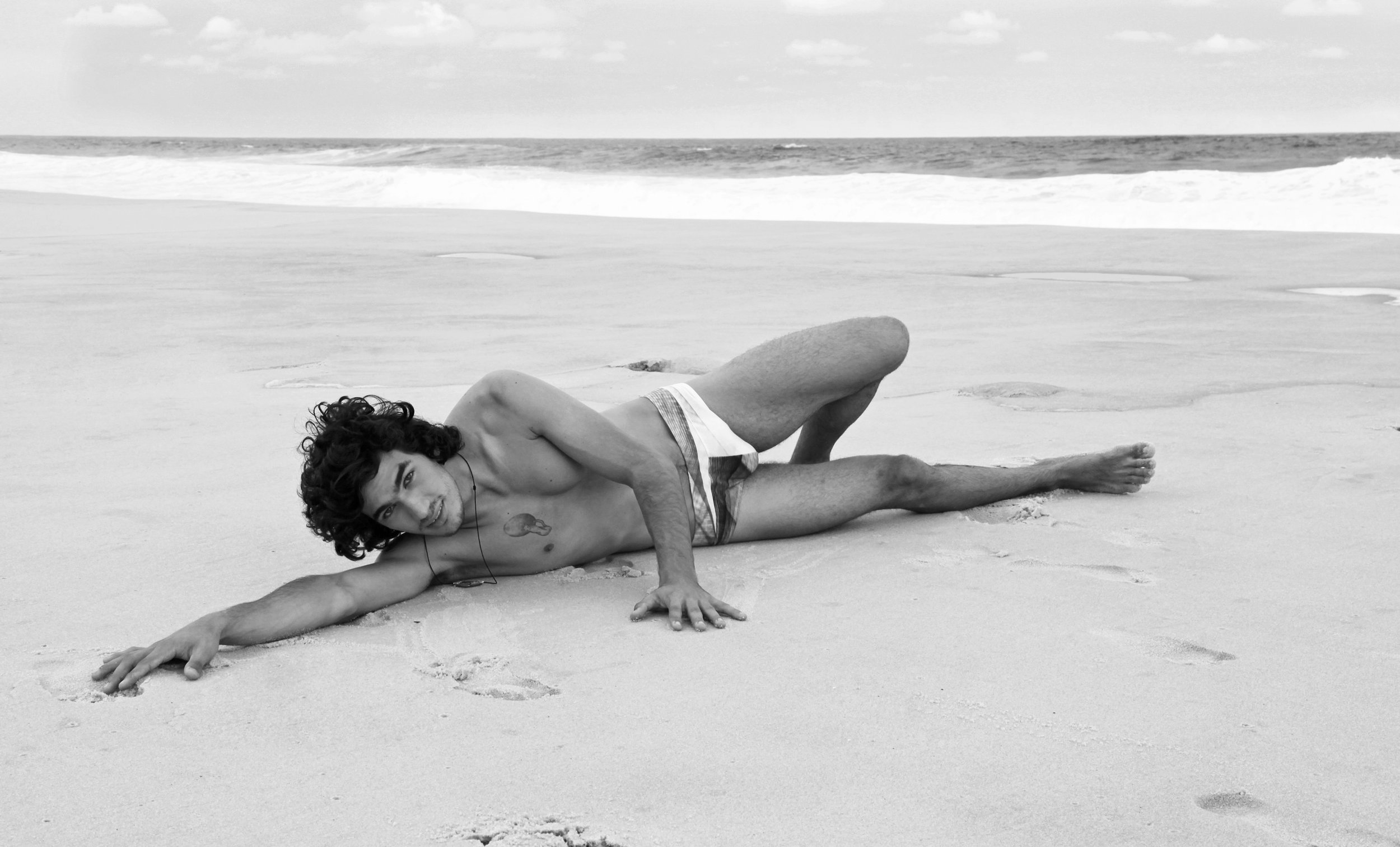 homme allongé sable-beachwear B&W - copie 2.jpg
