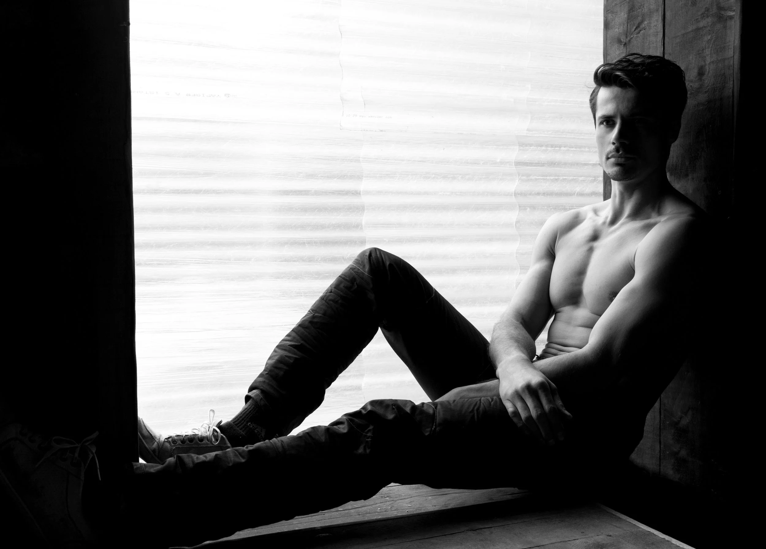 Homme assis B&W - copie.jpg