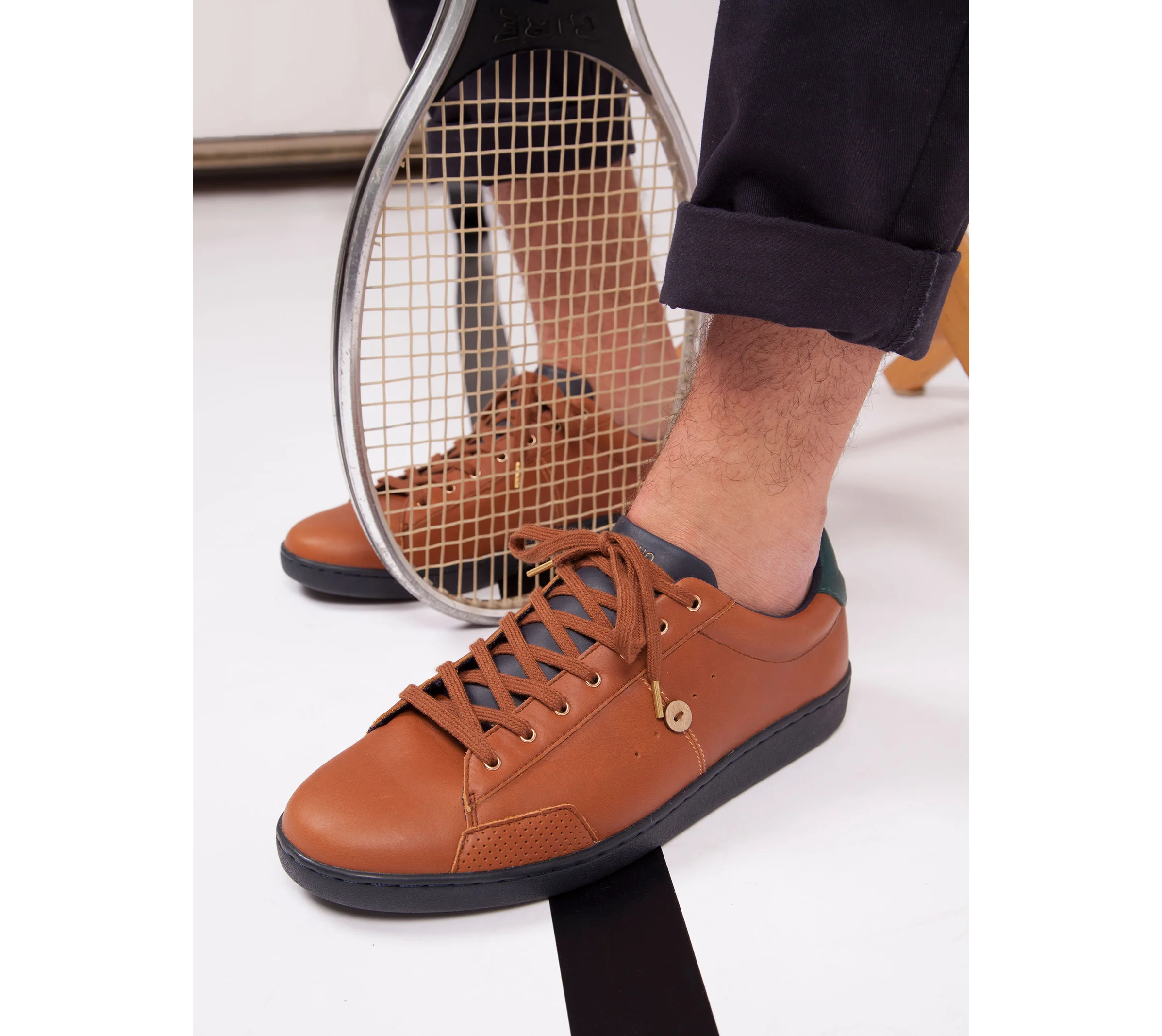 DP close uo tennis marrons avec raquette.jpg