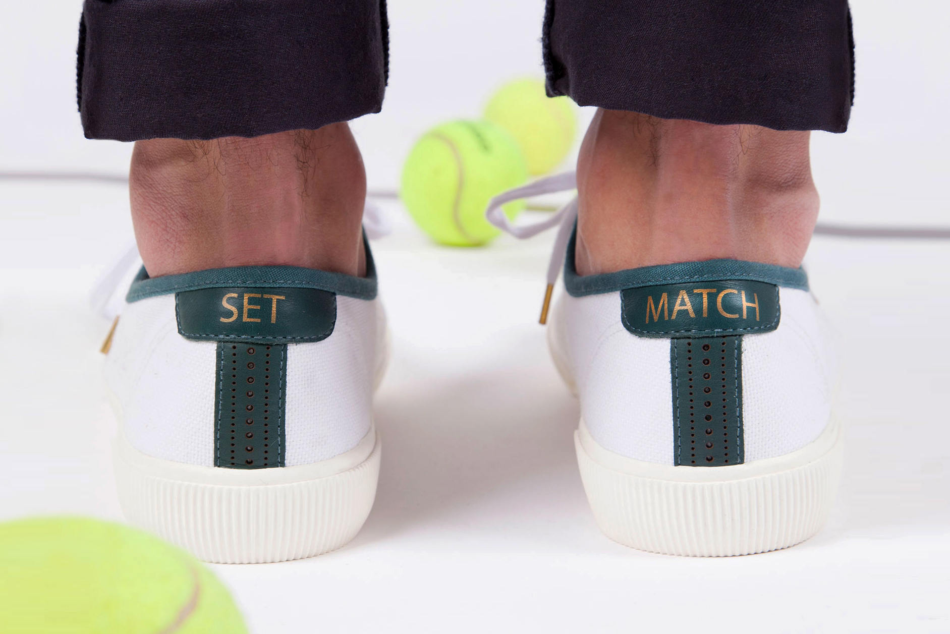 close up tennis blanches de dos avec balles -horizontal.jpg