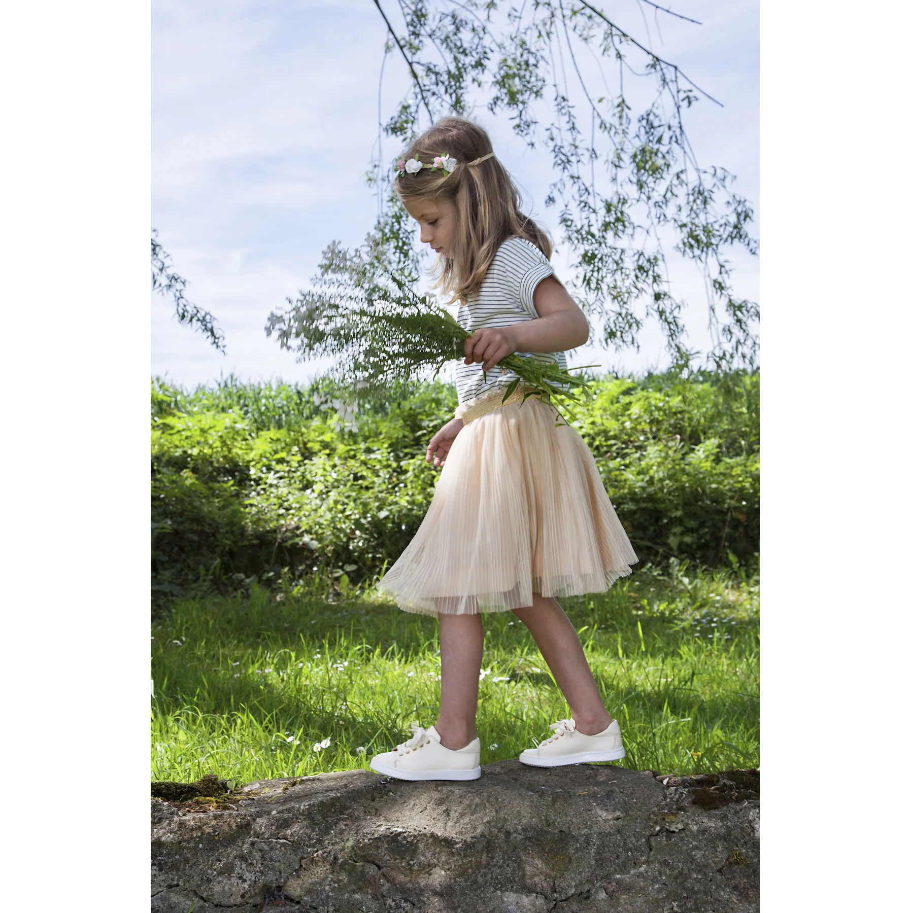 DP Alice seule sur muret avec bouquet copie.jpg