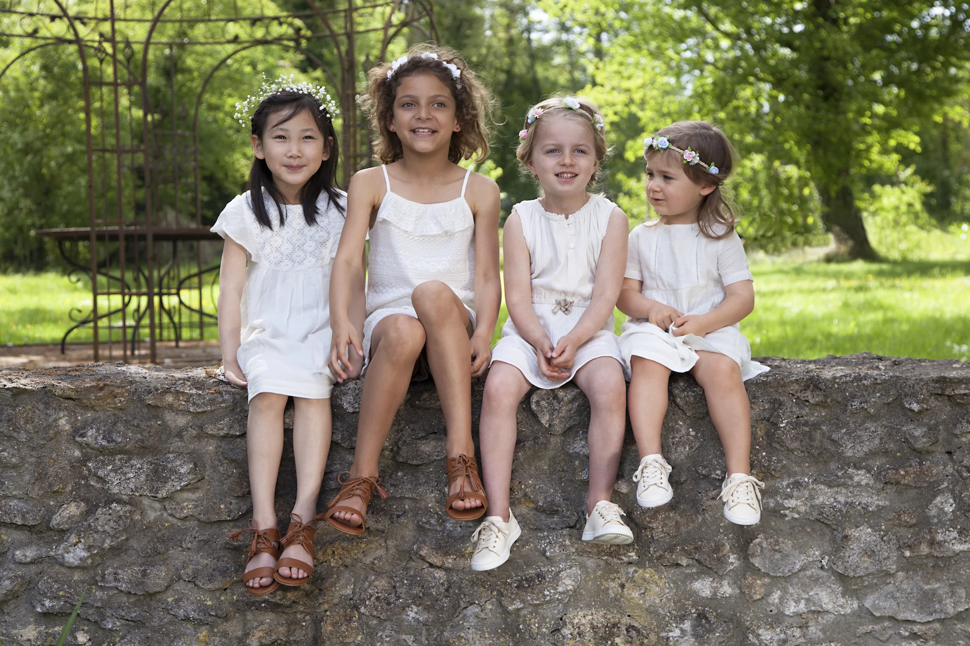 Les 4 filles assises sur mur en robes blanches copie.jpg