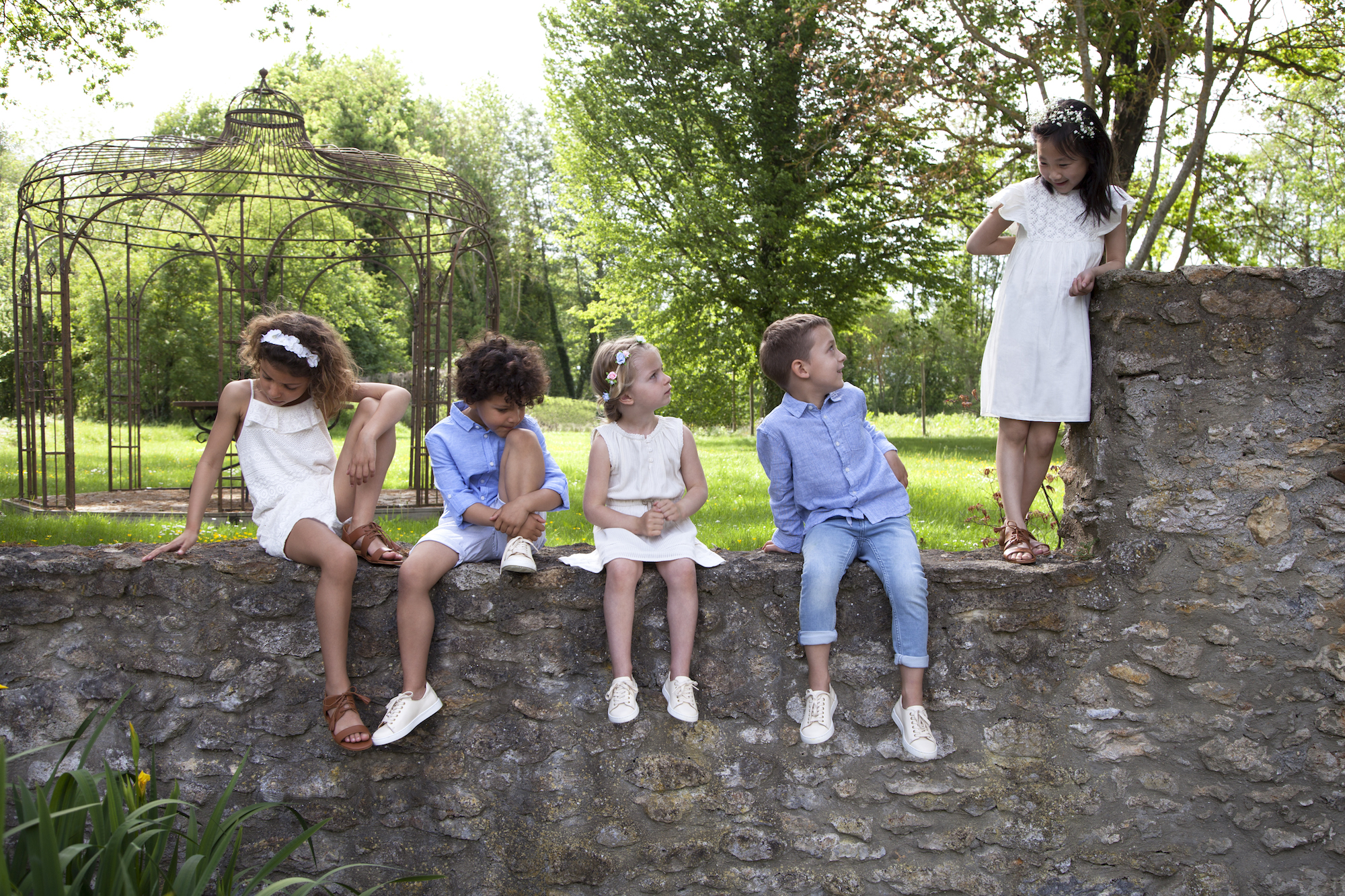 Les 5 enfants sur mur dont Jade debout copie.jpg