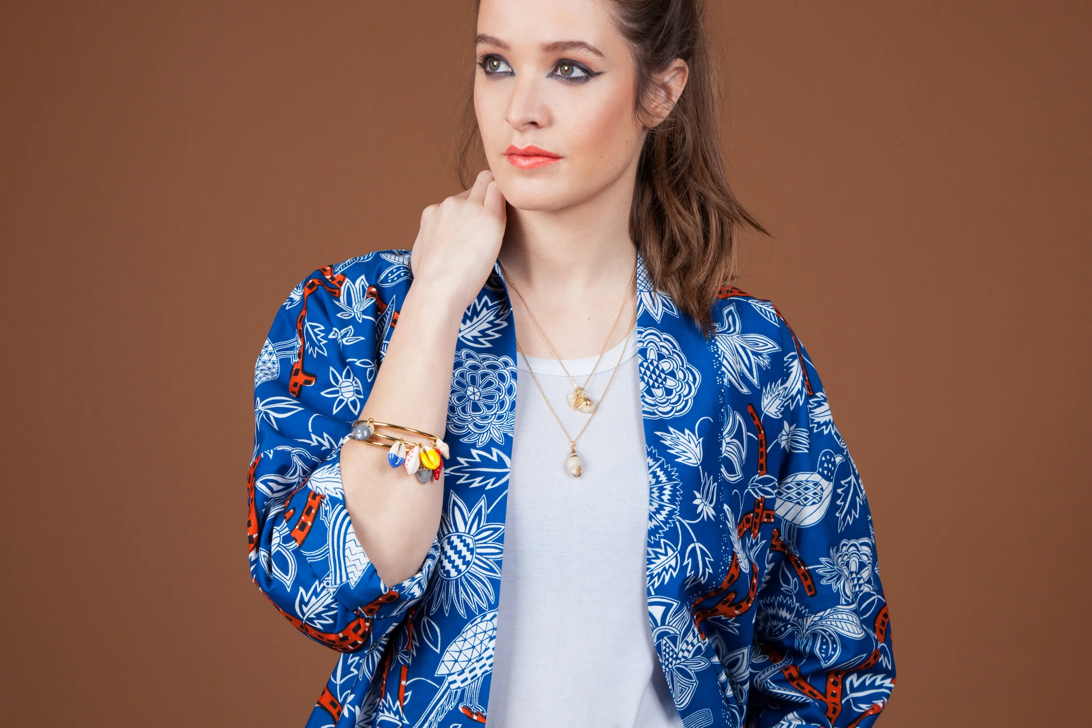 kimono bleu et orange portrait serré copie.jpg